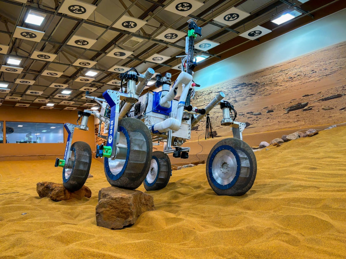 Un ròver de prova amb pneumàtics de molla d'aliatge amb memòria de forma travessa un terreny rocós simulat en marcià | NASA