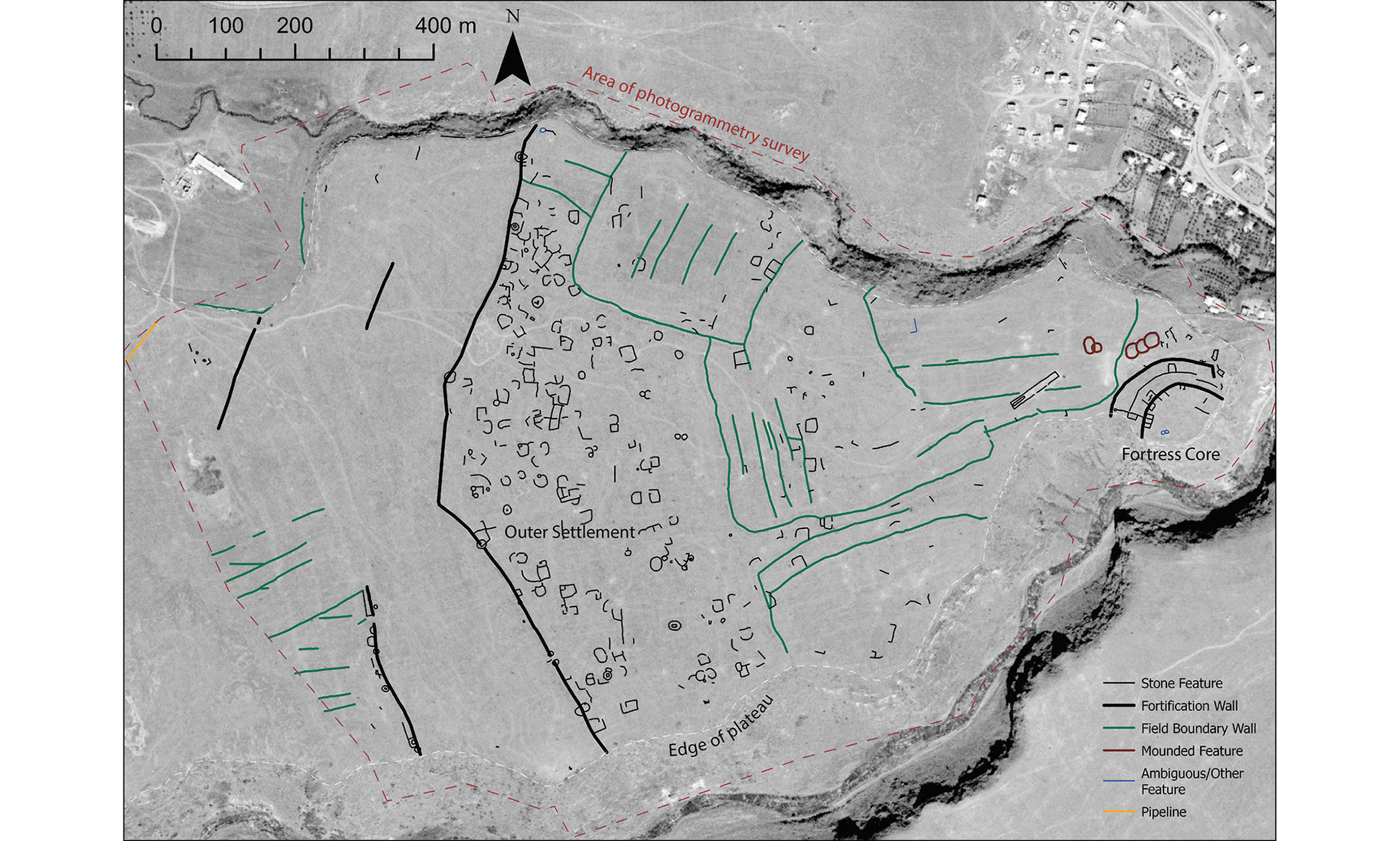 Mapa de Dmanisis Gora destacant les característiques arqueològiques. La línia de punts vermella indica l'extensió de la fotogrametria d'UAV. La imatge de fons és una imatge de satèl·lit hexagonal | Universitat de Cambridge