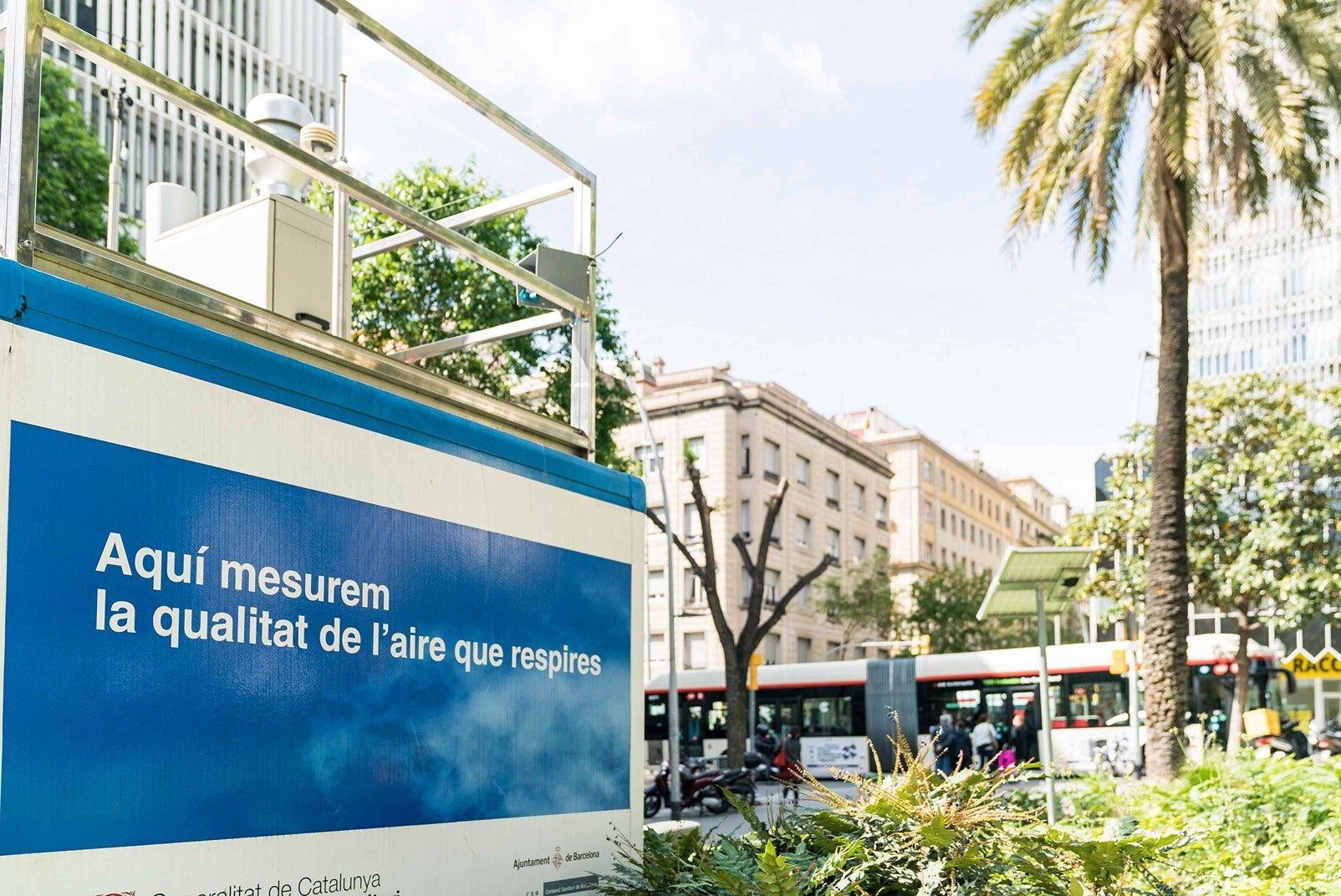Imatge de l'estació de la xarxa de vigilància i previsió de la contaminació atmosfèrica situada a la Vila de Gràcia, Barcelona | Ajuntament de Barcelona
