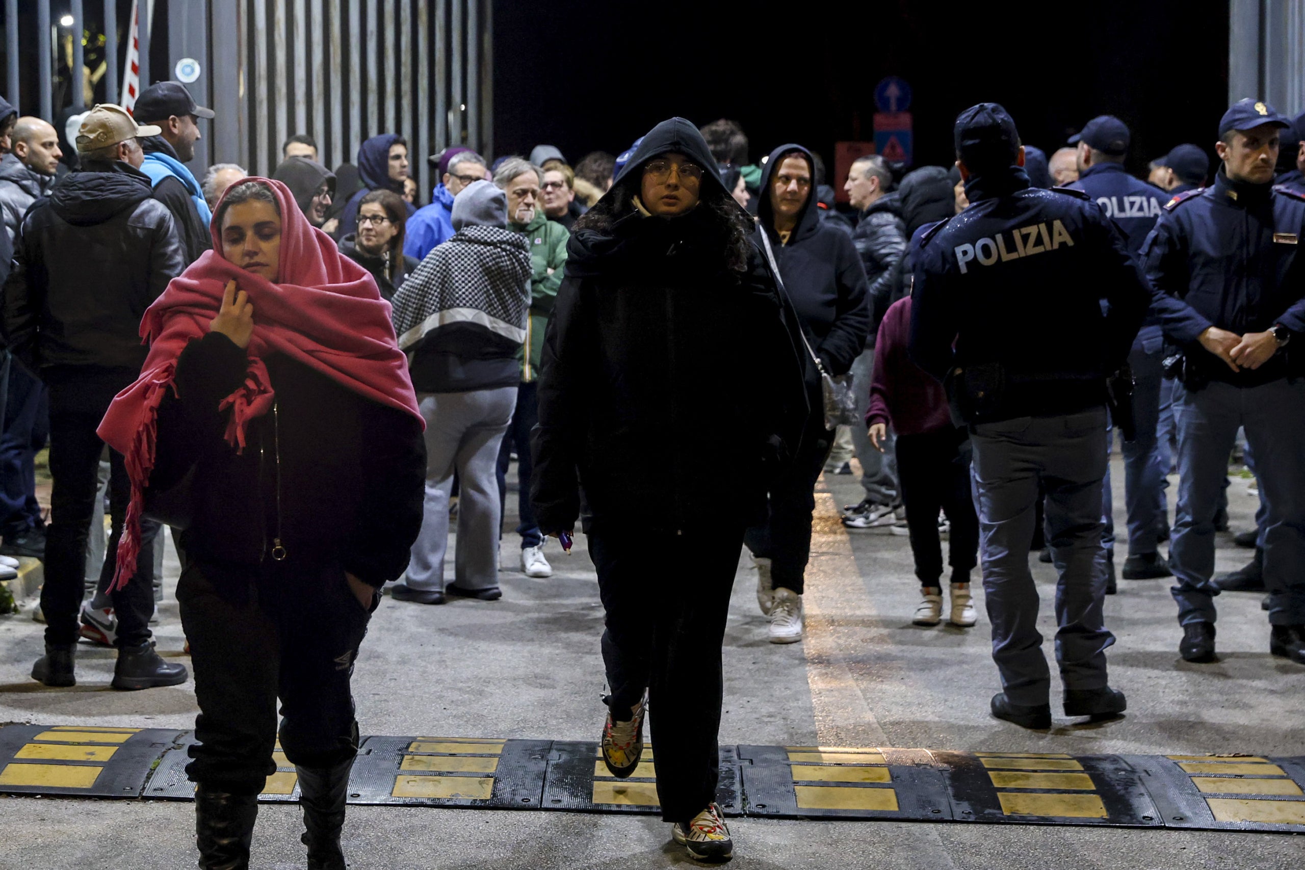 La gent es concentra en un carrer després d'un terratrèmol a Campi Flegrei, prop de Nàpols. L'àrea que envolta la ciutat de Nàpols, al sud d'Itàlia, va ser sacsejada per un terratrèmol a primera hora de dijous, va dir l'Institut Nacional de Geofísica i Vulcanologia (INGV), que va situar la magnitud en 4,4. | Salvatore Laporta/Kontrolab/IPA via ZUMA Press/dpa | Europa Press