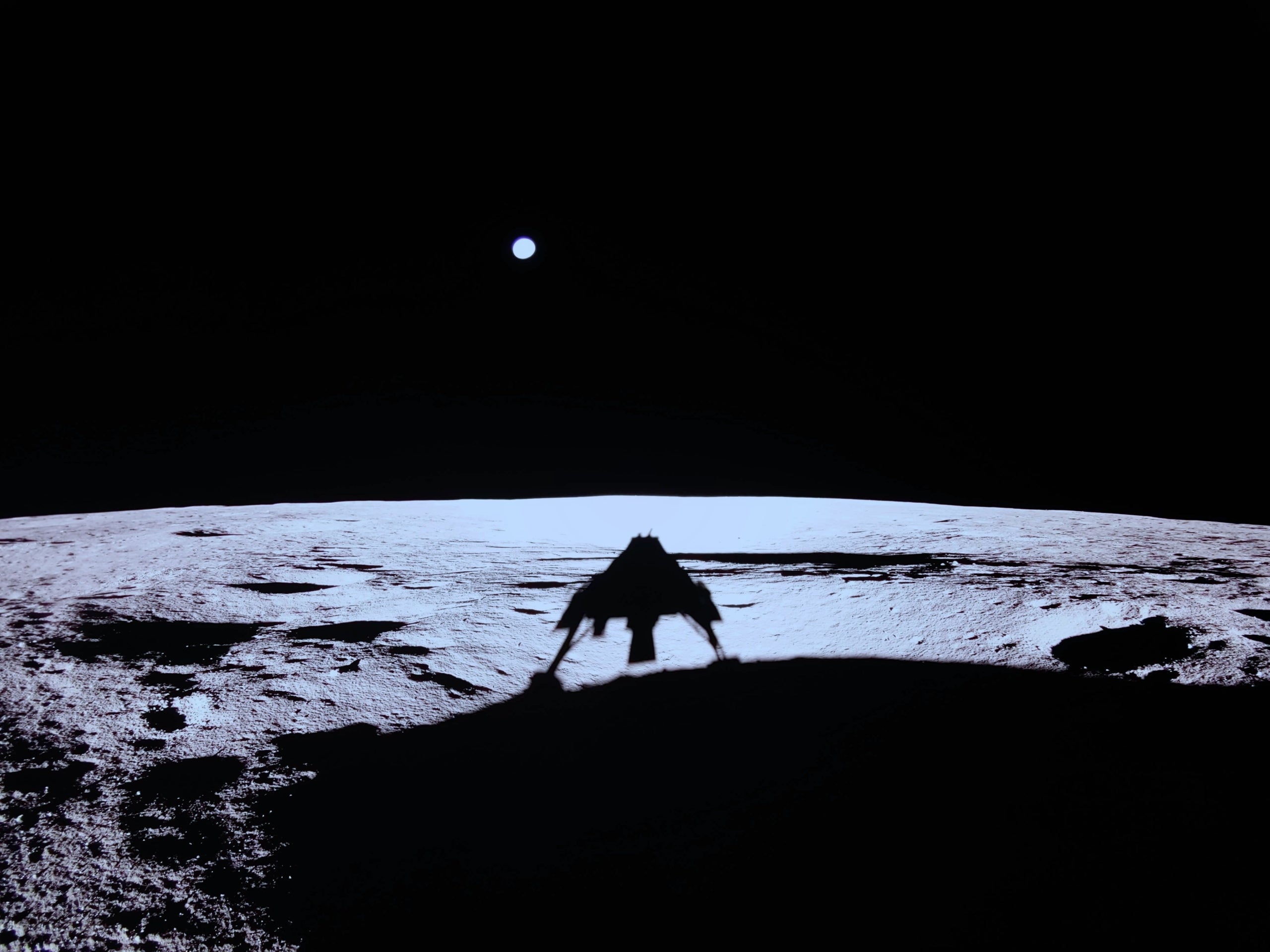 La sombra del Blue Ghost sobre la superficie lunar | Firefly Aerospace