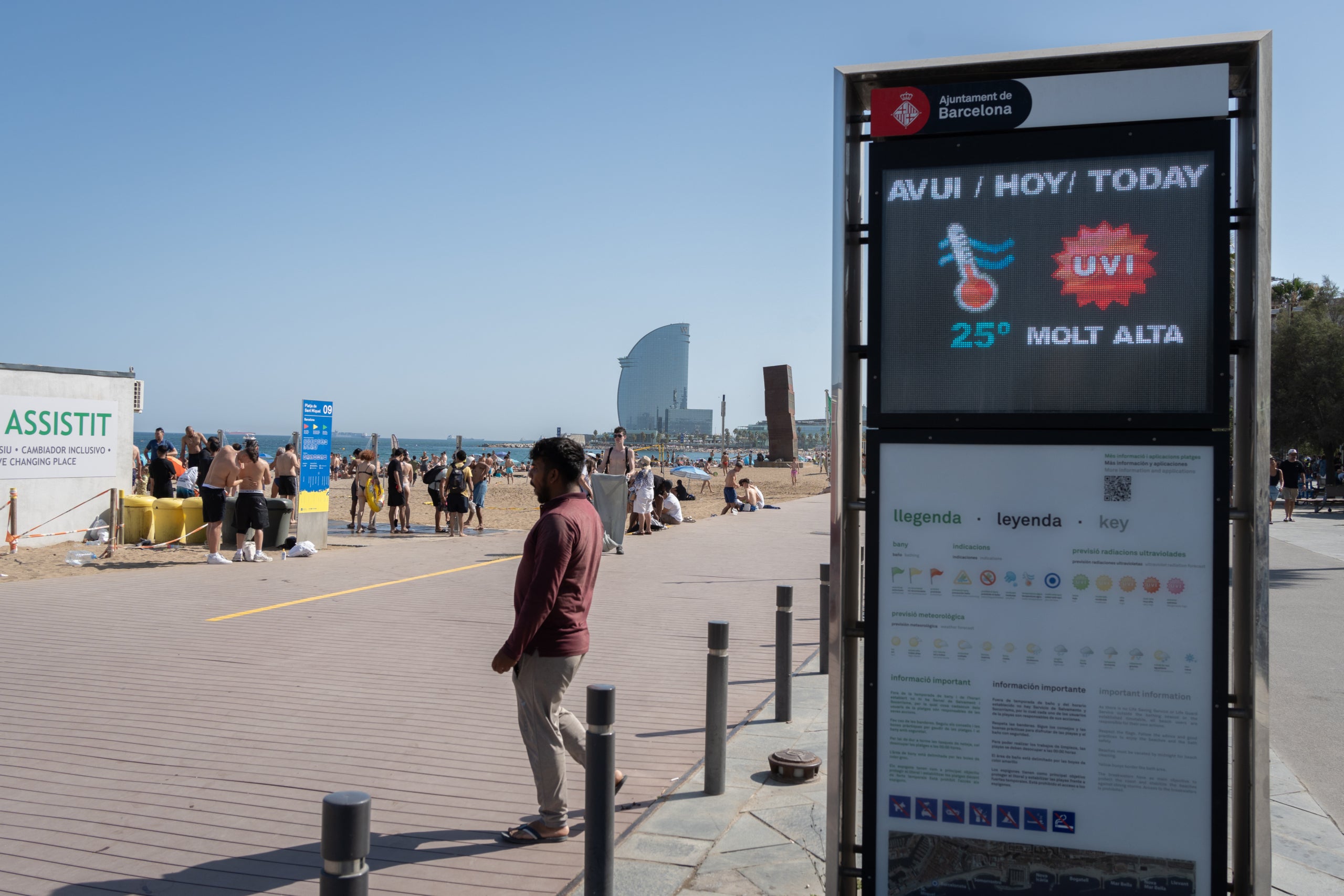 Imatge d'arxiu d'un avís per calor en una marquesina de Barcelona | David Zorrakino / Europa Press