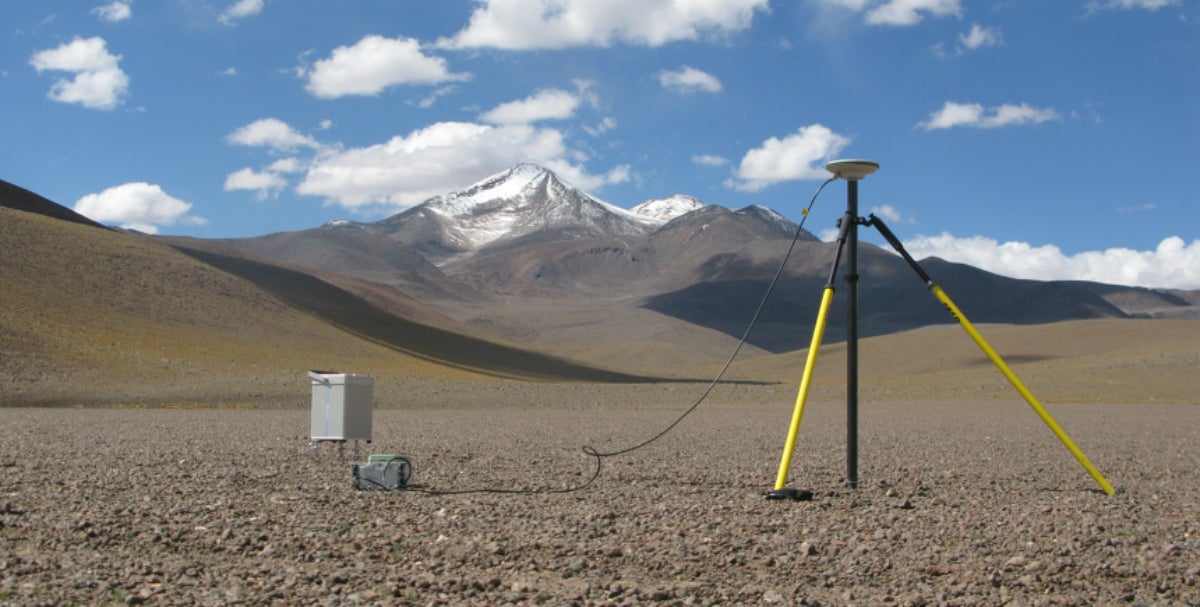 Gravímetre i estació GPS amb el Cerro Uturuncu al fons. | Duncan Muir, Universitat de Cardiff.