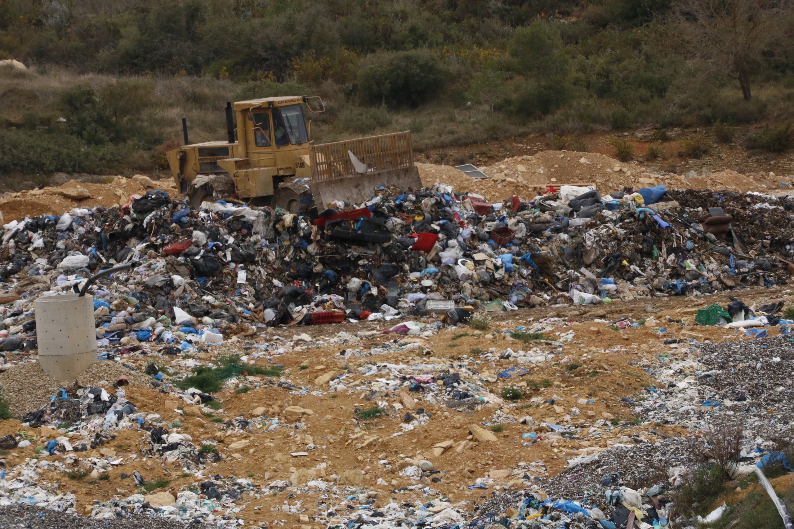 Máquina trabajando en el vertedero controlado de la Conca de Barberà, dentro de las instalaciones del Centro Comarcal de Tratamiento de Residuos, ubicado en l'Espluga de Francolí | Núria Torres (ACN)