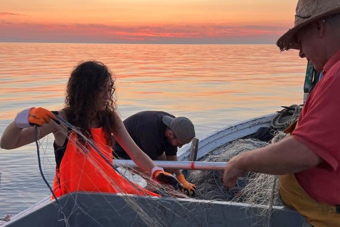 Uns pescadors treballant les arts de pesca tradicionals | ACN
