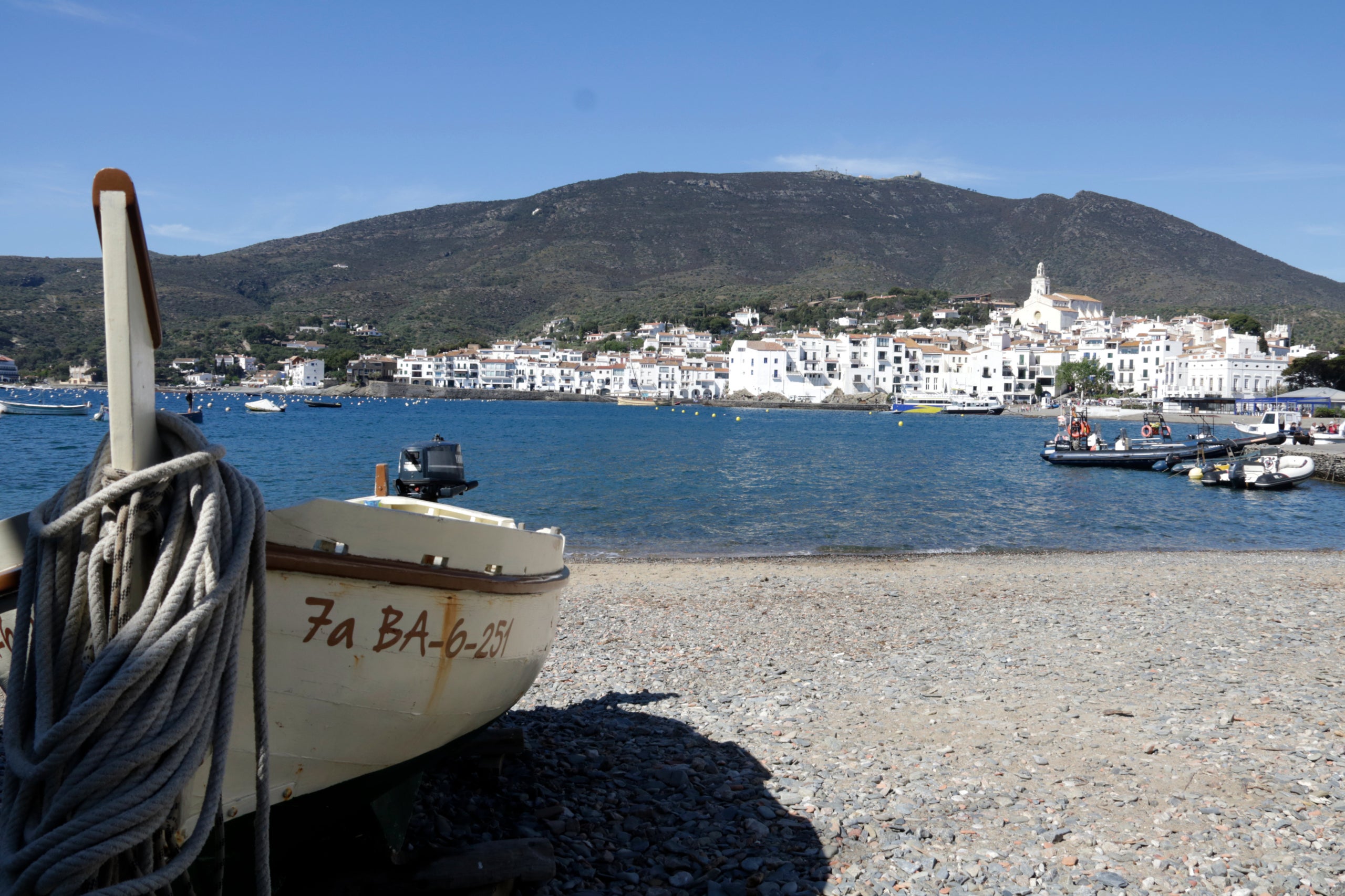 Vista general de Cadaqués, amb una barca en primer terme | Marina López (ACN)