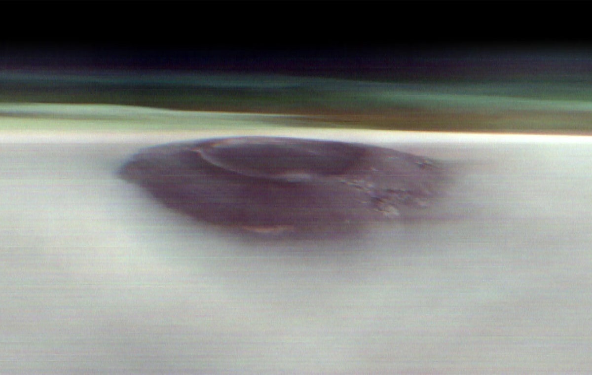 El volcà envoltat dels núvols de gel d'aigua | NASA