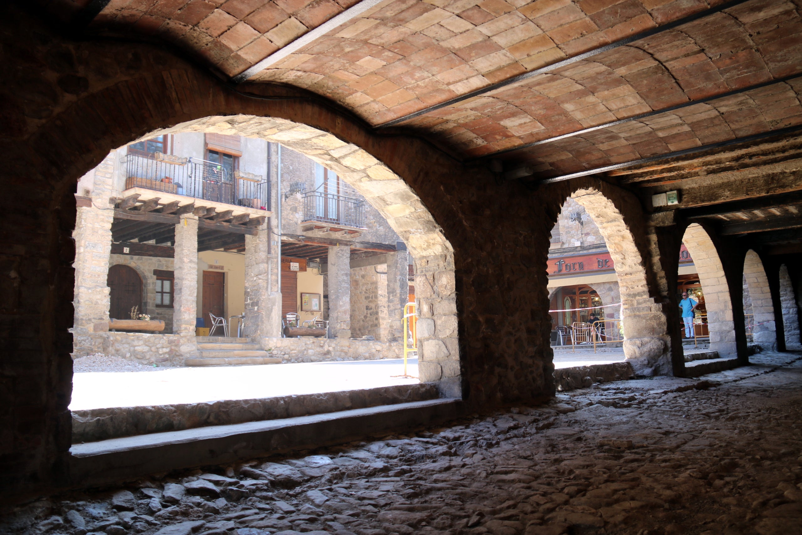 La Plaça Galceran de Pinós es va construir al segle XIII juntament amb tot el nucli antic de Bagà | Nia Escolà (ACN)
