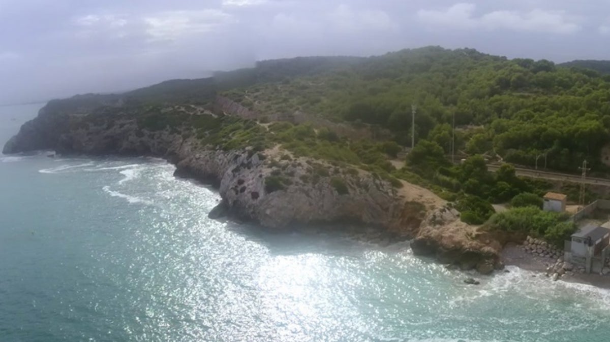 Vista aèria de la cova del gegant de Sitges, on s'han trobat aquestes restes | UB