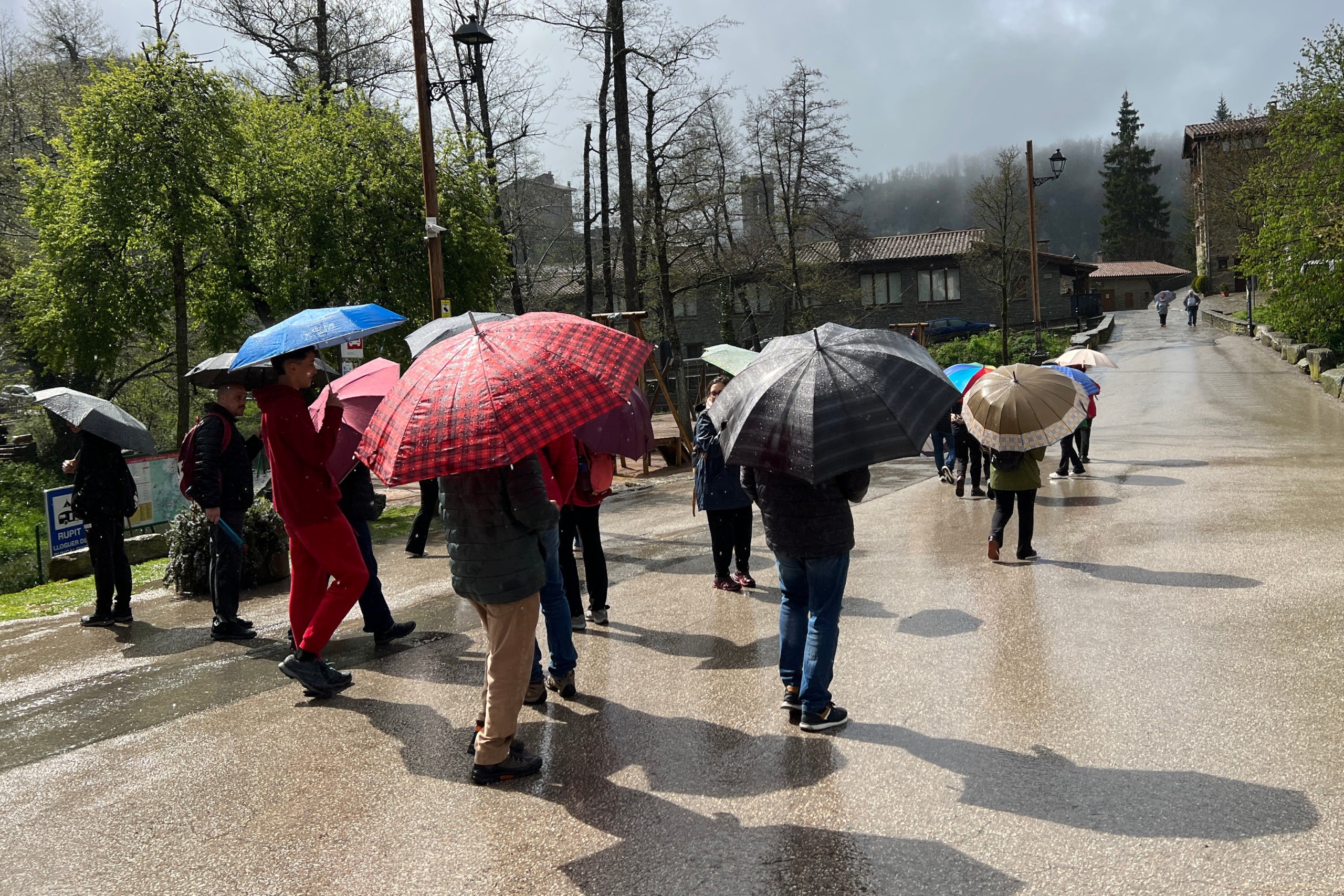Visitants de Rupit sota la pluja | Lourdes Casademont (ACN)