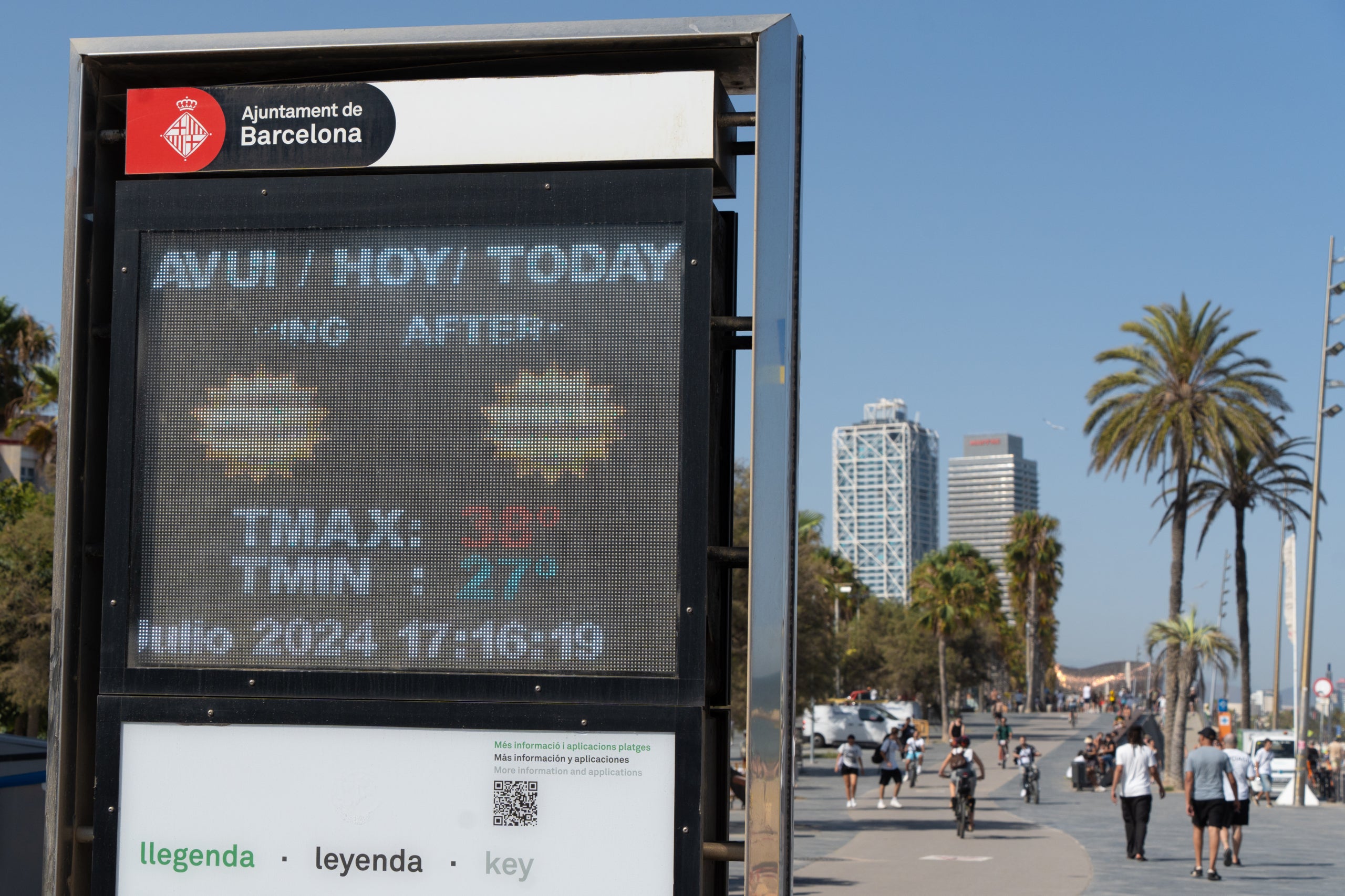 Imagen de archivo de avisos por calor en una marquesina de Barcelona | David Zorrakino (Europa Press)