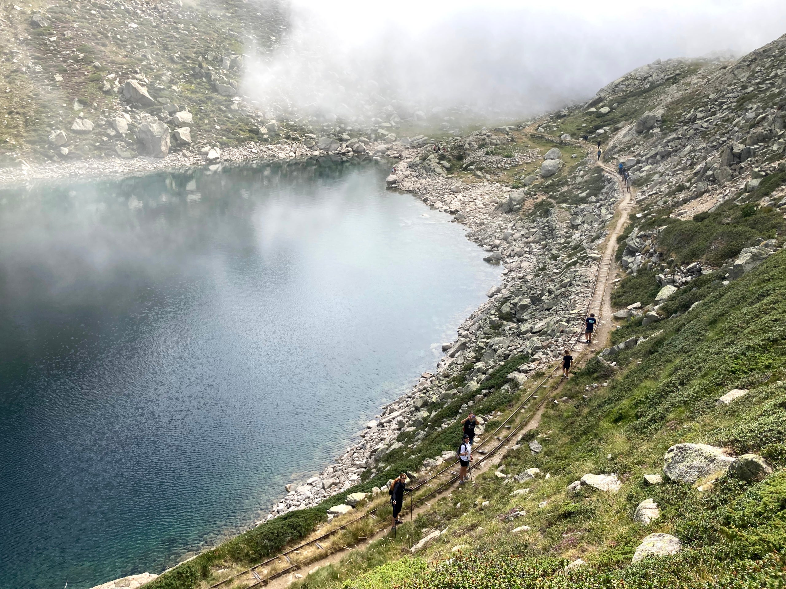 Excursionistas en el lago Tort, en el lago Gento, en el Valle Fosca | Oriol Bosch (ACN)