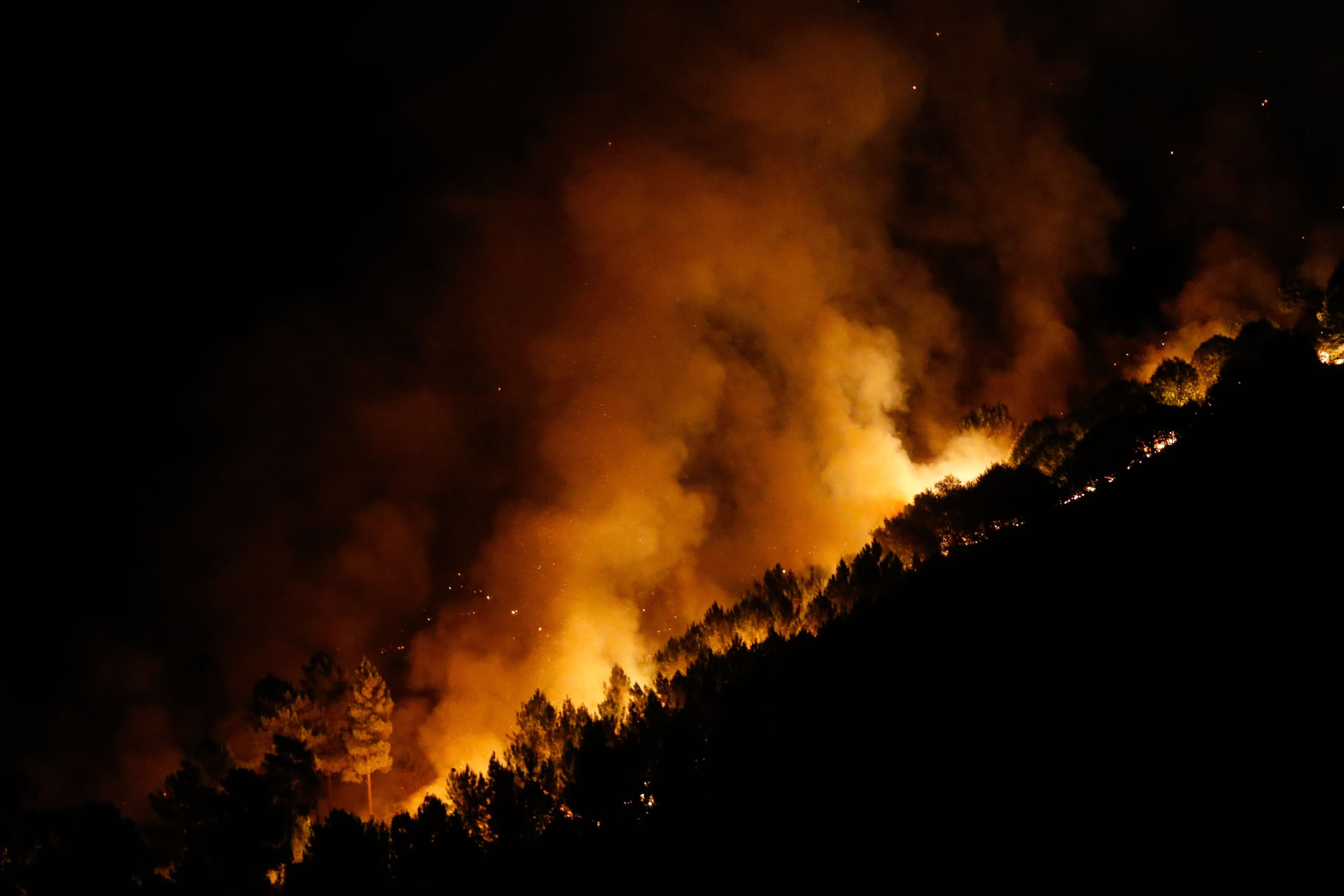 Llamas del fuego de Quiroga, a 20 de agosto de 2025, en Bendollo, Quiroga, Lugo, Galicia (España). Carlos Castro / Europa Press
