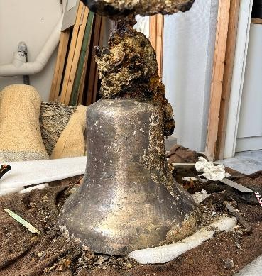 Campana de la torre de guaita (observatori) després del procés d'aixecament i neteja d'organismes marins | Ministeri de Cultura de Grècia