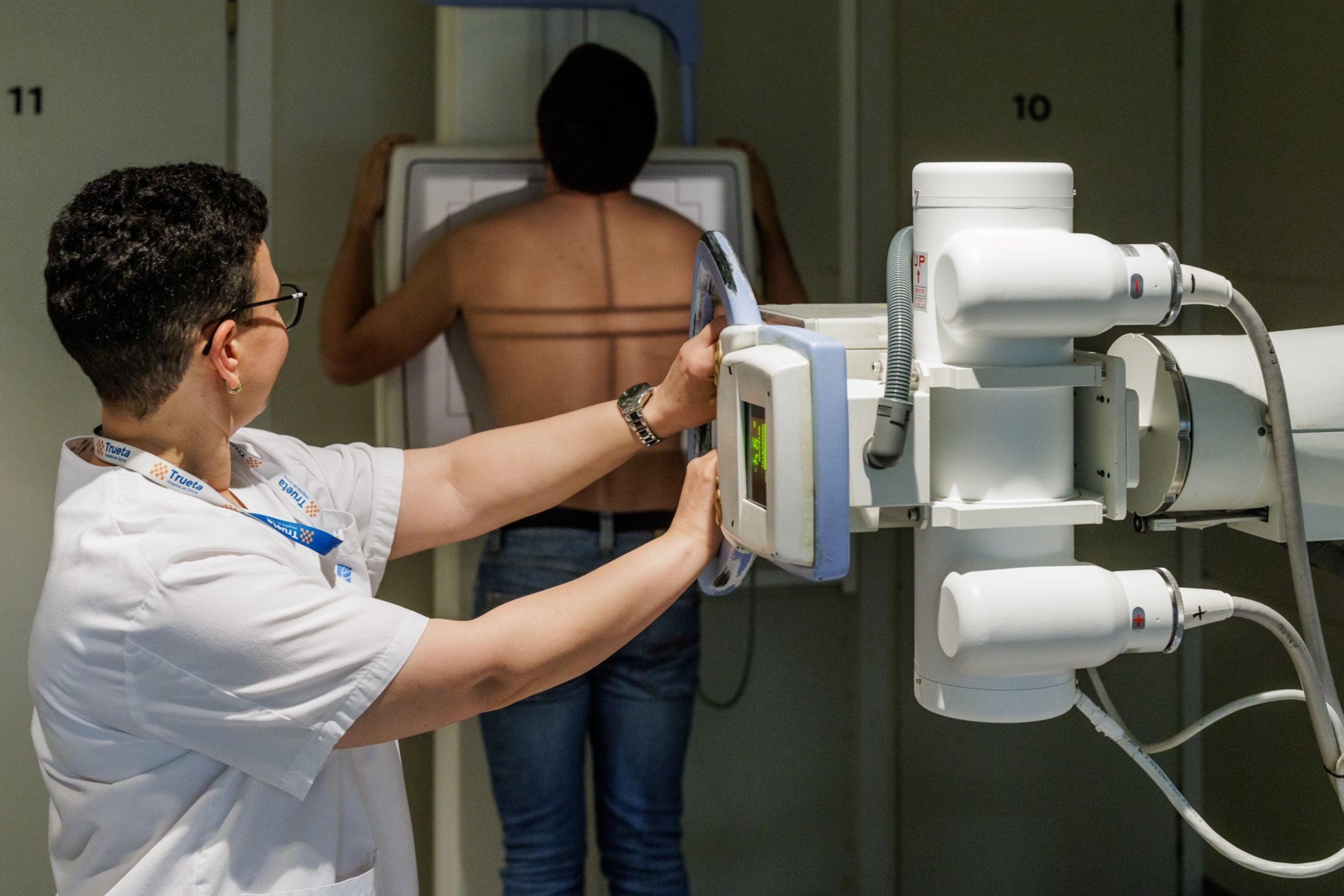 Un professional del Trueta elabora una prova diagnòstica a un pacient per saber si té un tumor pulmonar | Imatge cedida a l'ACN per l'ICS Girona