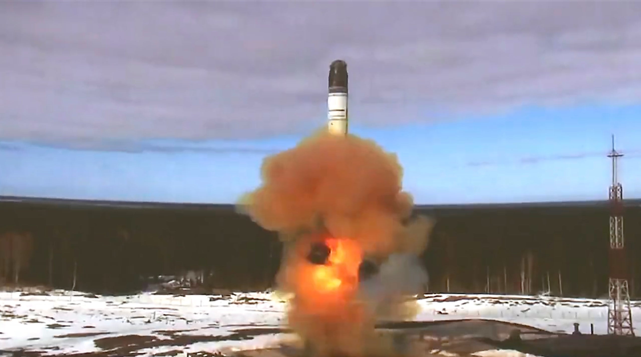 Un míssil balístic intercontinental RS-28 Sarmat s'apaga durant un llançament de prova des del port espacial | Cosmodrome Plesetsk. Foto: -/ Ministeri de Defensa rus a través de ZUMA Wire/dpa | EUROPA PRESS