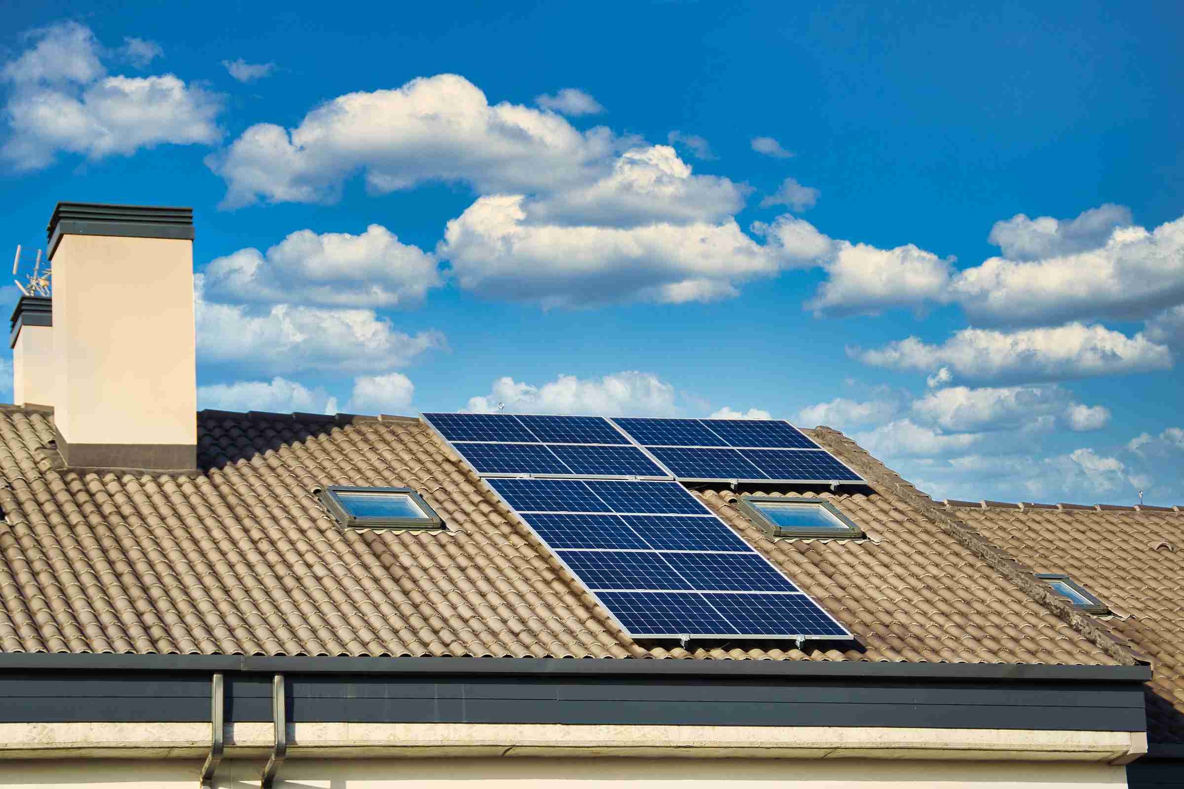 Paneles solares en el tejado de una vivienda | Cedida a la ACN por Endesa