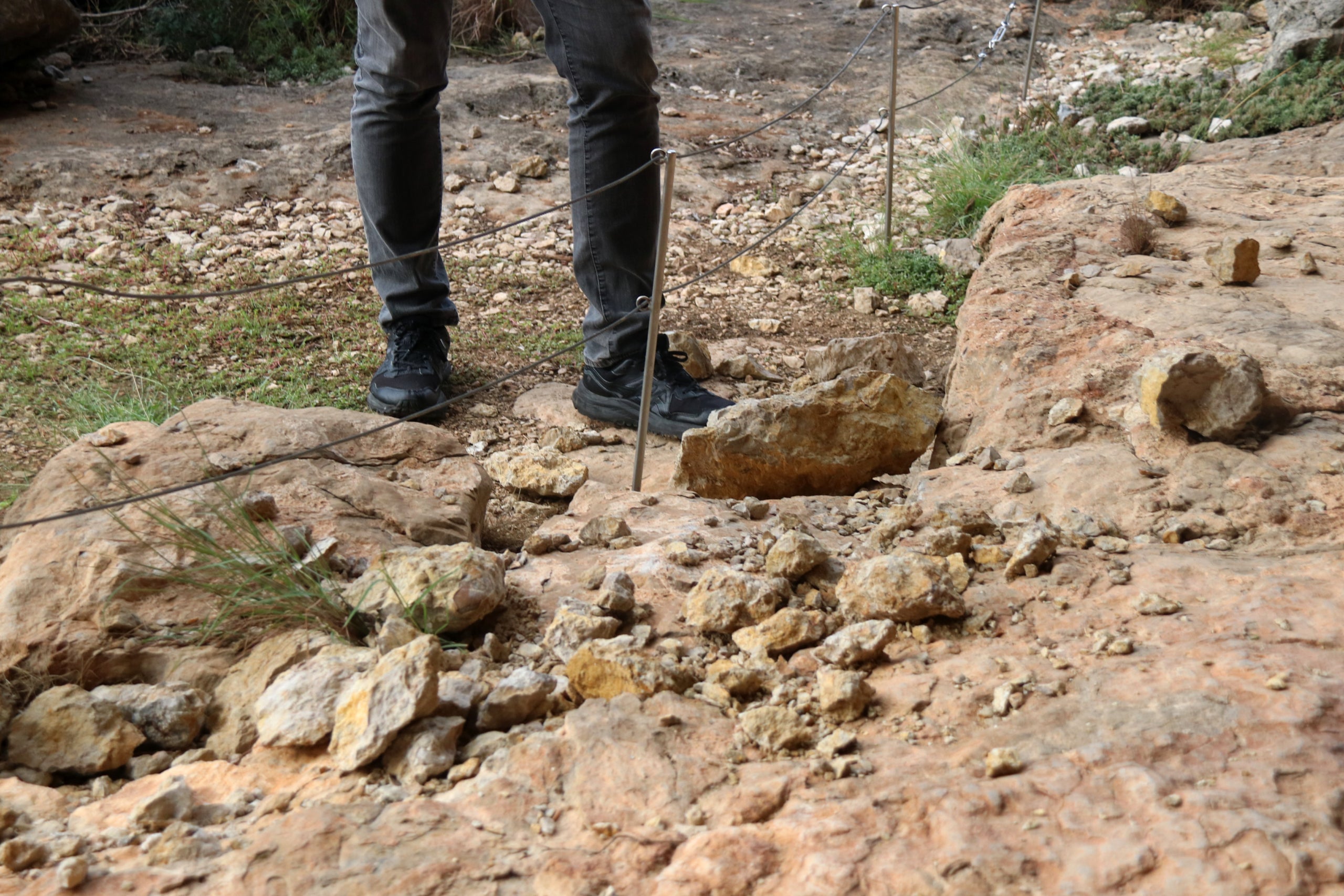 Detalle de los desprendimientos de roca por los aguaceros en la zona del abrigo IV de los abrigos rupestres de la ermita de la Piedad de Ulldecona | Jordi Marsal (ACN)