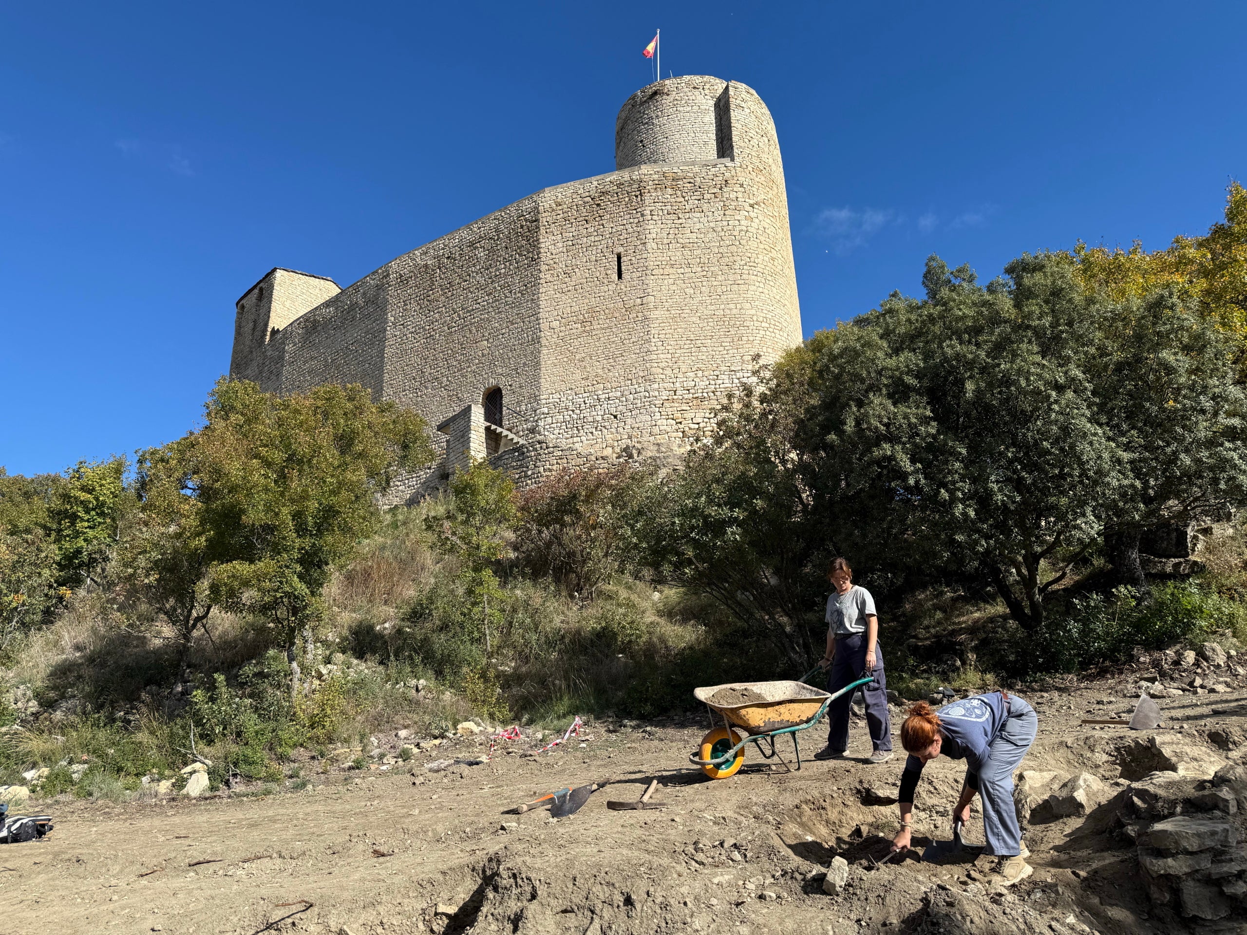 Excavando cerca del castillo de Mur, en el Pallars Jussà, donde aparecen restos de un poblado | Marta Lluvich (ACN)