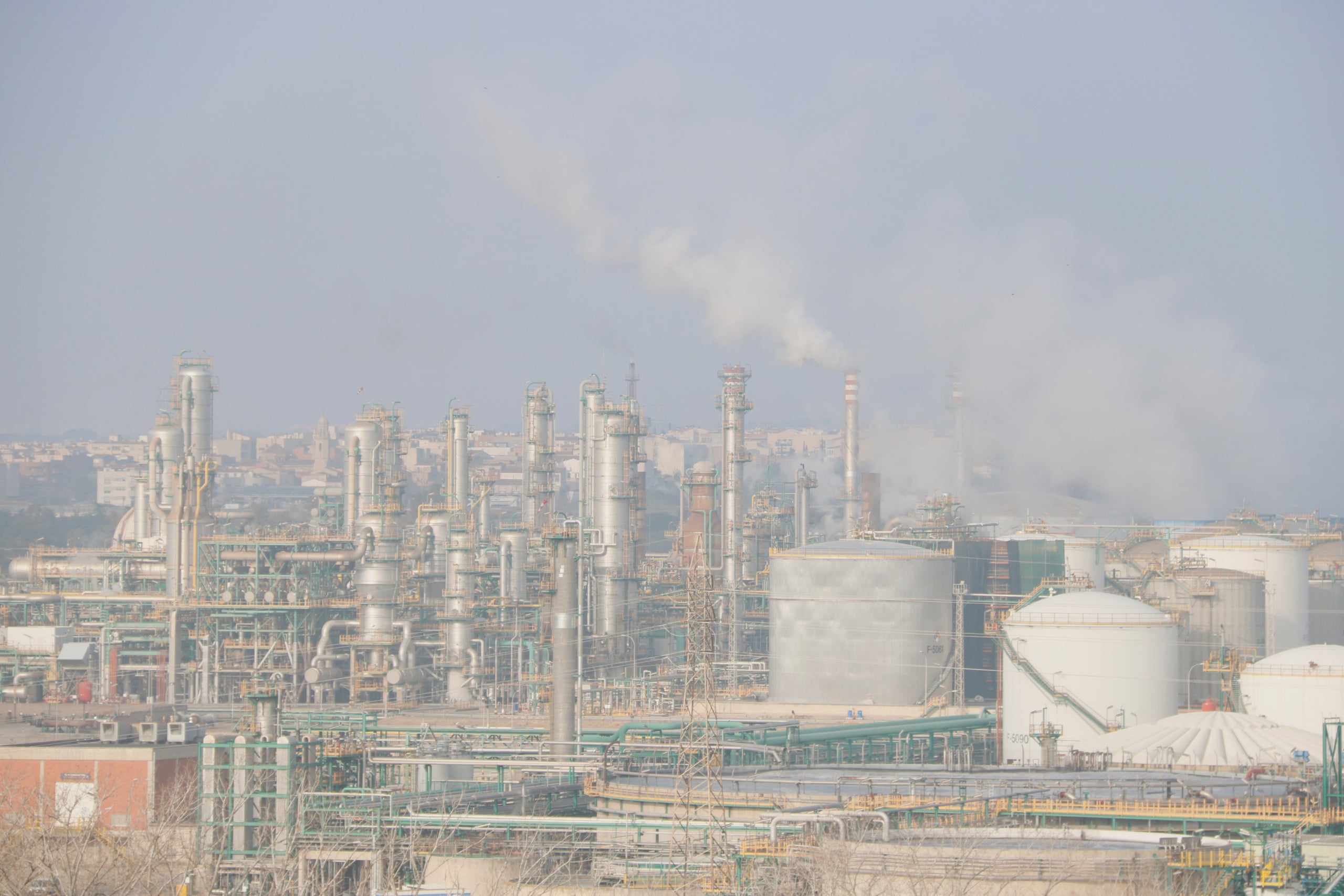 Imatge de la refineria del polígon nord on es troben les instal·lacions de Repsol, una de les empreses que impulsa l'estudi de la qualitat de l'aire | Arnau Martínez (ACN)