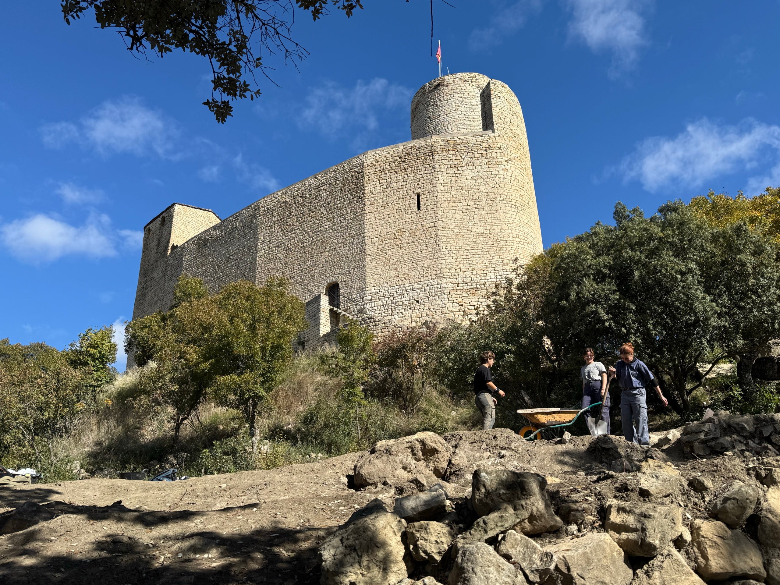 La excavación en el castillo de Mur se realiza cerca de la fortificación | Marta Lluvich (ACN)