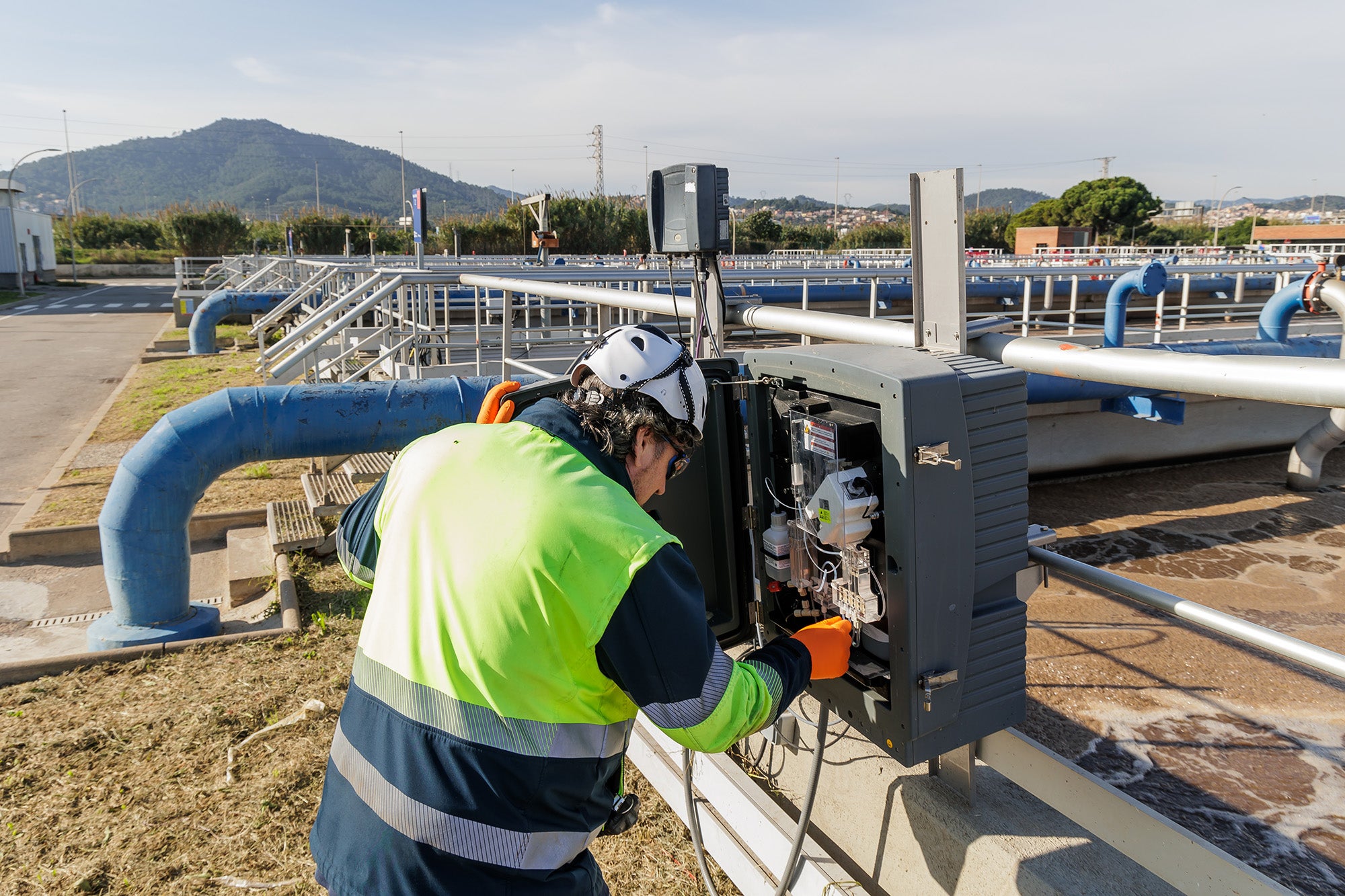 Planta depuradora de Sant Feliu, una de las instalaciones donde Aigües de Barcelona despliega el proyecto PERTE RESSONA, reconocido por el Ministerio para la Transición Ecológica. | Aigües de Barcelona