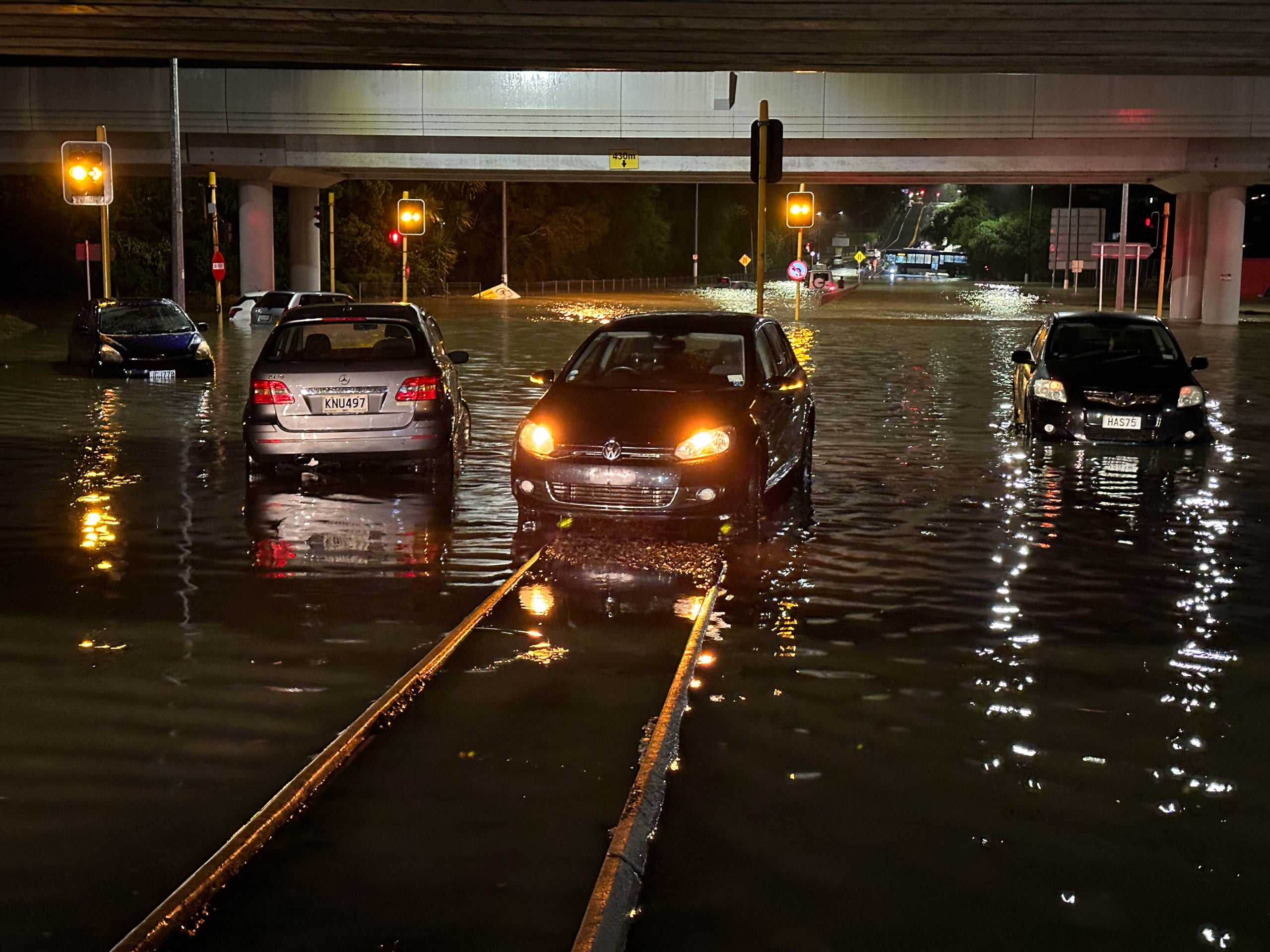 Imagen de archivo de vehículos circulando por una calle inundada en Auckland, Nueva Zelanda, 27 de enero de 2023 | Europa Press / Contacto / Li Qiaoqiao