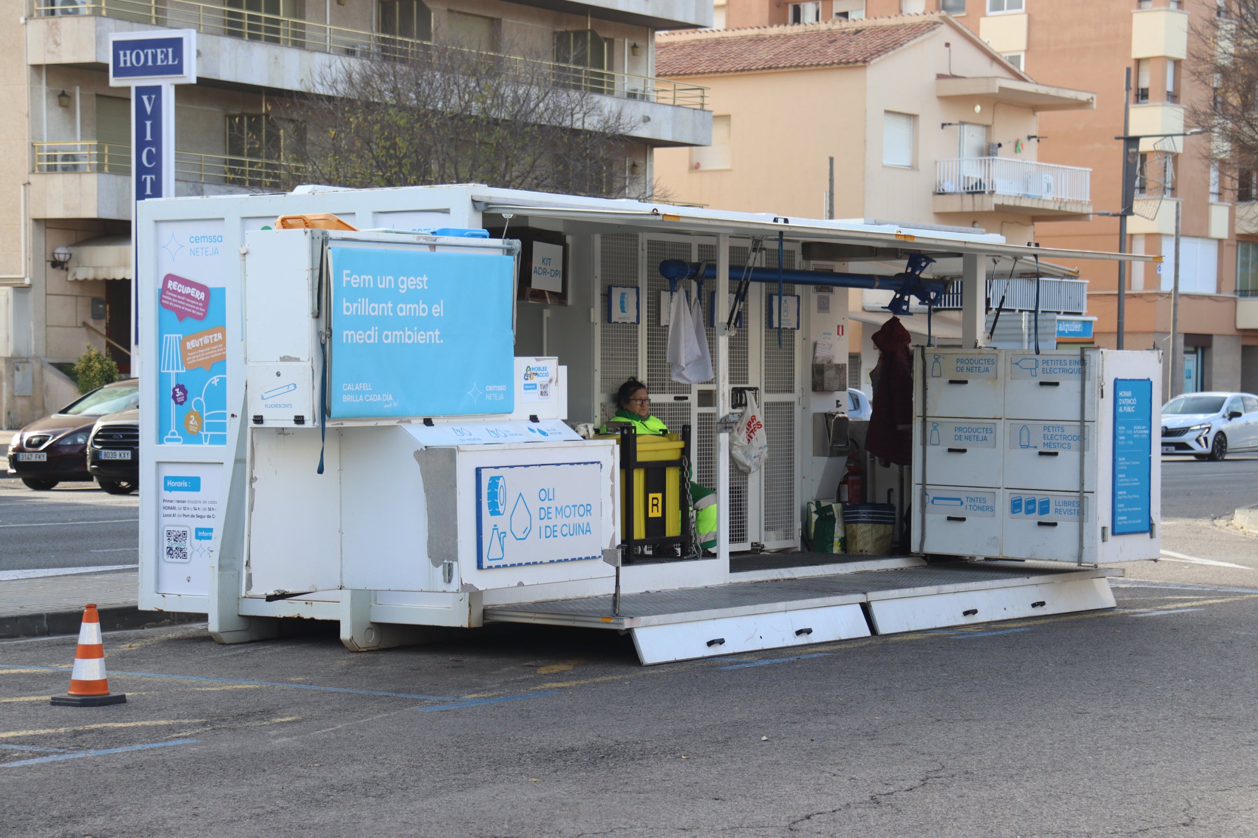 Imagen de una instalación de reciclaje móvil en Calafell | Neus Bertola (ACN)