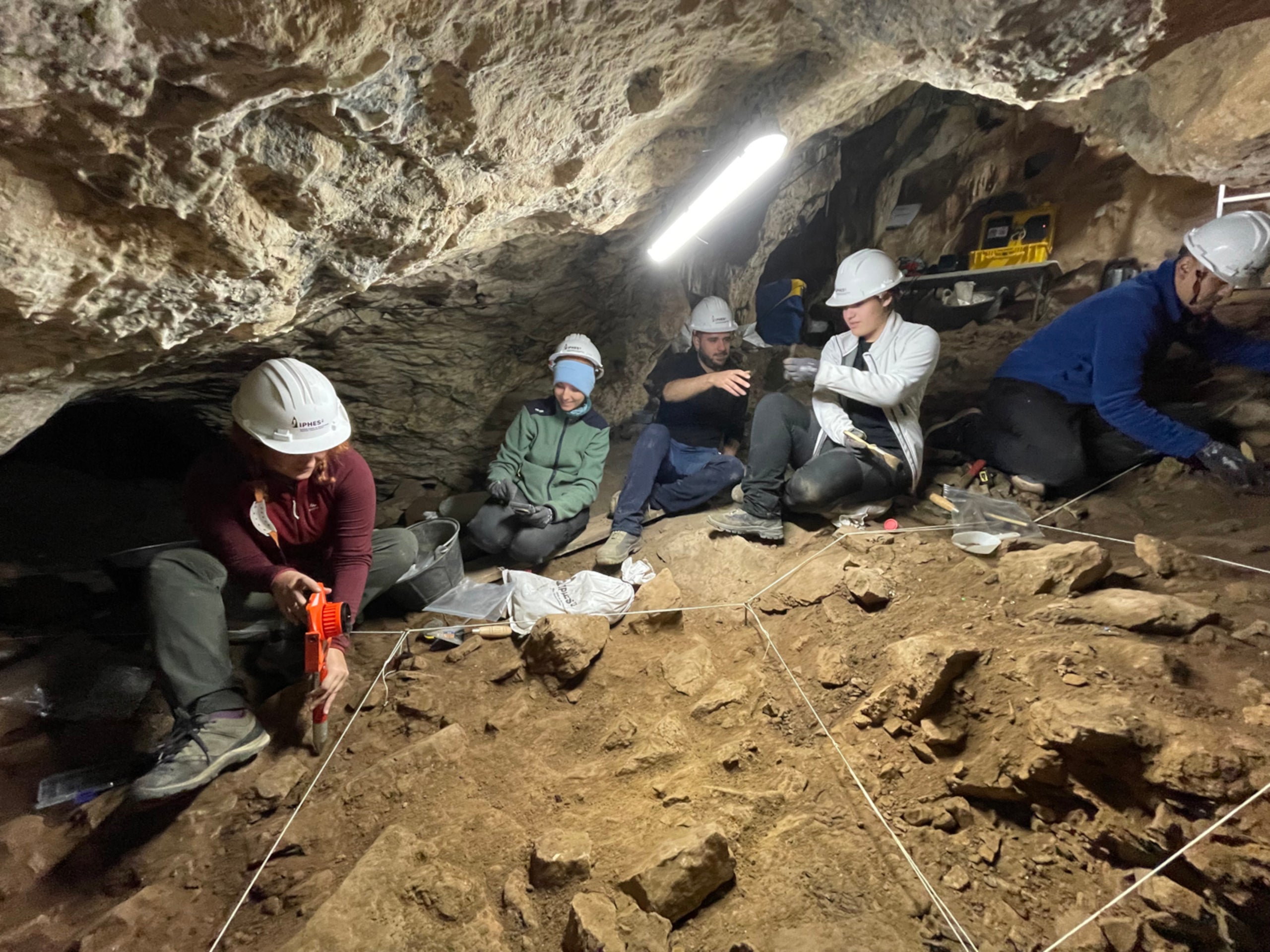 Arqueólogos trabajando en la Cova dels Xaragalls en la última campaña arqueológica | IPHES