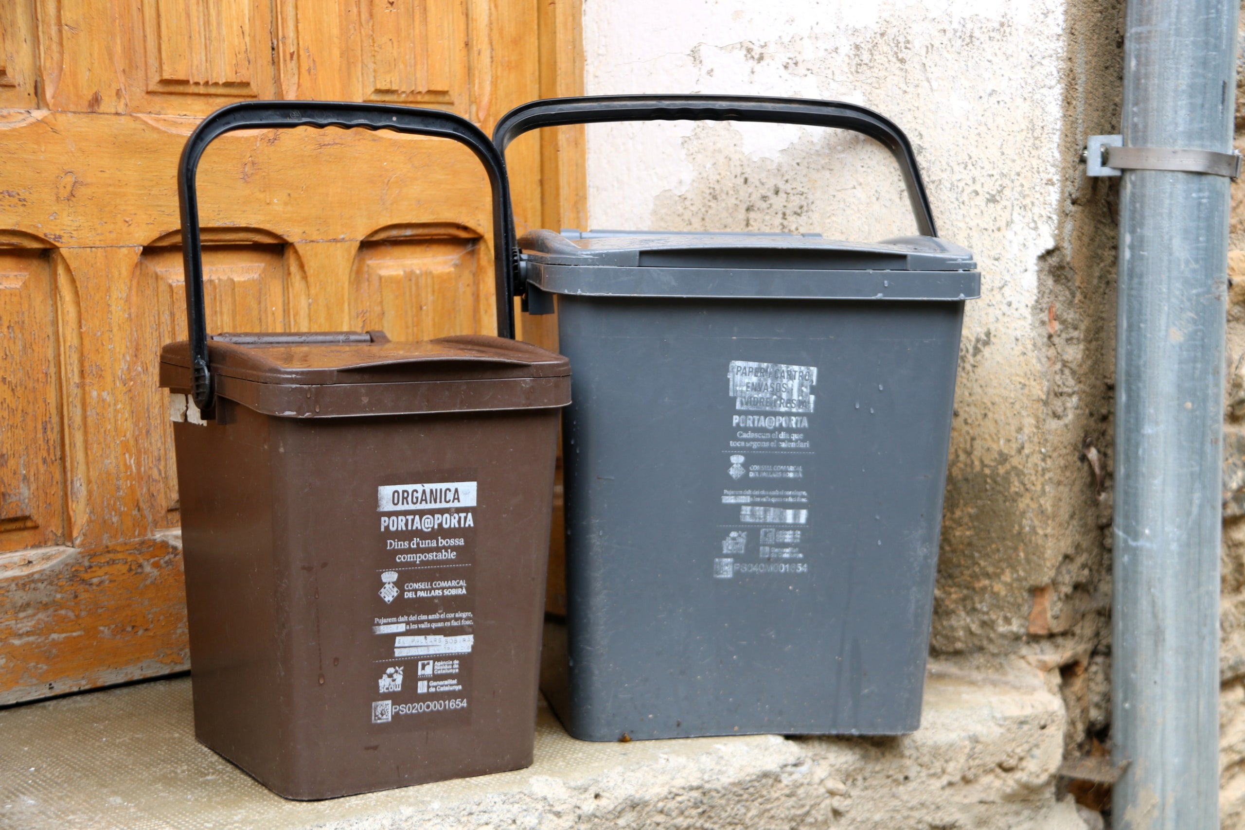 Primer plano de dos cubos de basura del servicio de recogida puerta a puerta en el Pallars Sobirà. (horizontal) | Marta Lluvich (ACN)