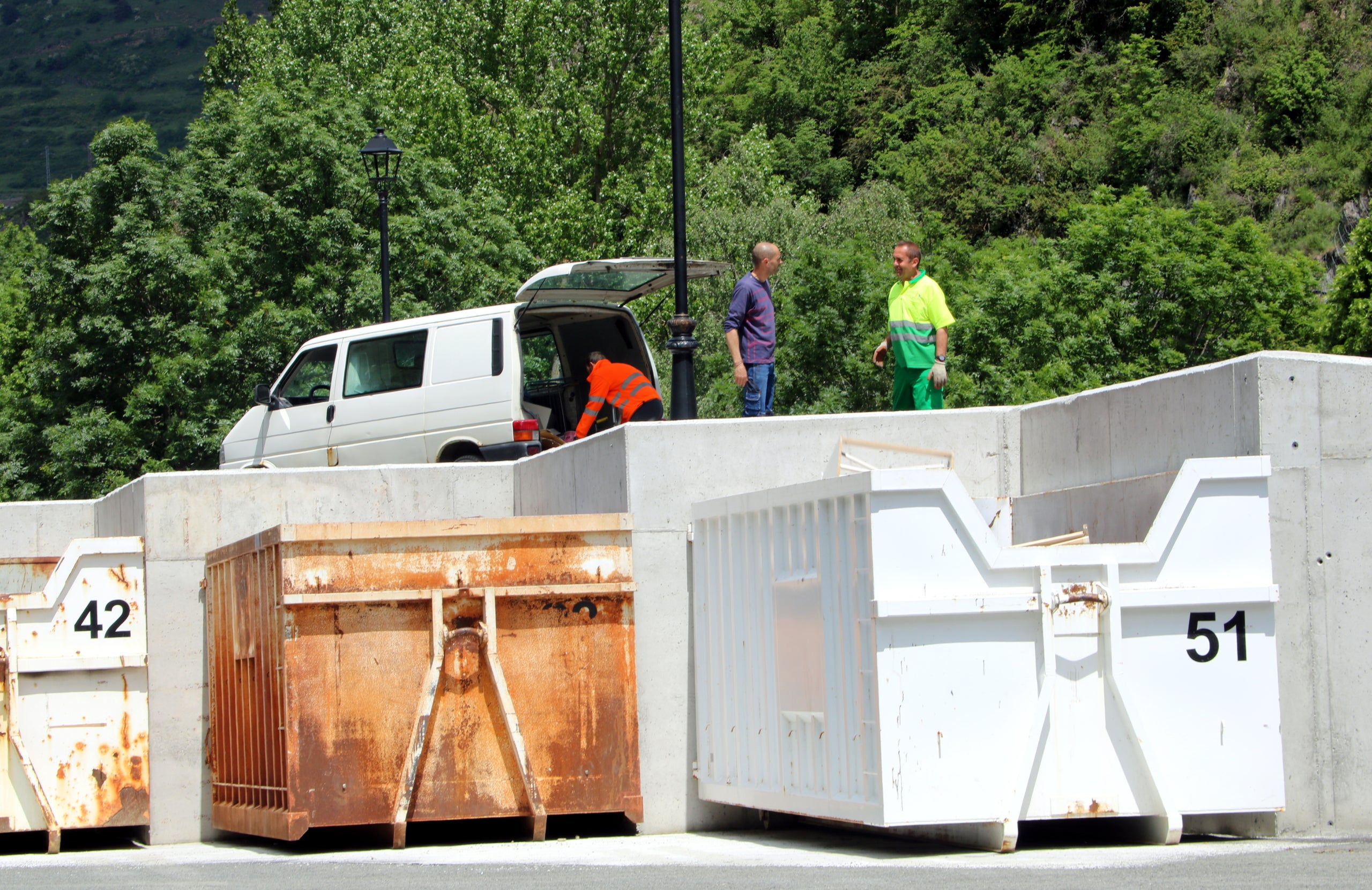 Plano general de la instalación de reciclaje de Vielha con unos operarios seleccionando los desechos que ha llevado un particular | Marta Lluvich (ACN)