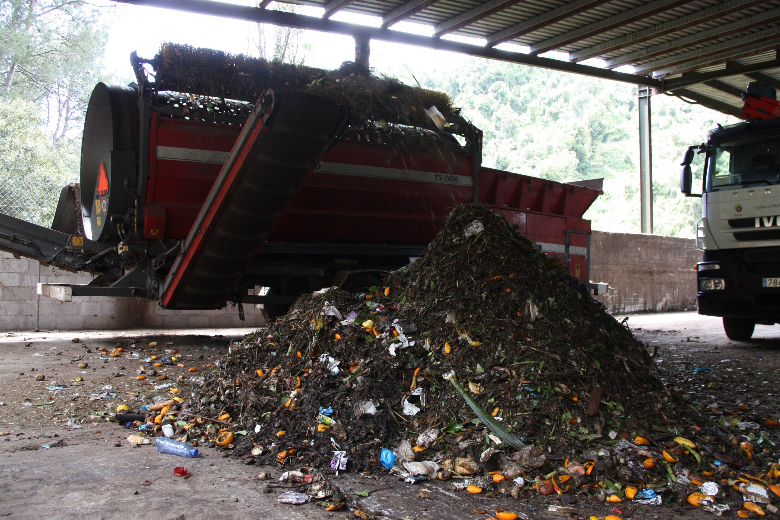 Primera tria dels residus orgànics a la planta de compostatge de Torrelles de Llobregat | Romagosa, Esther (ACN)