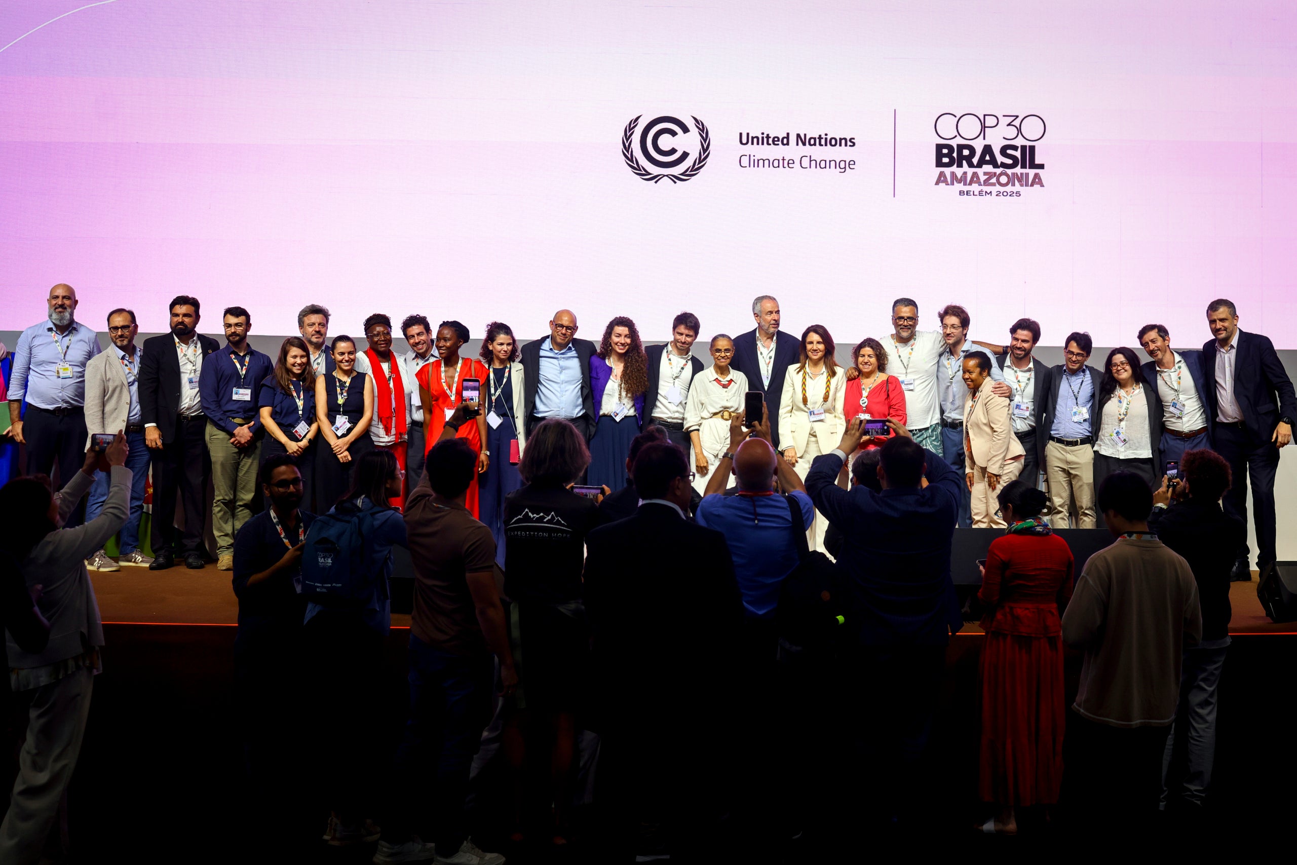 El president de la COP30, André Correa do Lago, i diversos delegats celebren l'acord final / Rafa Neddermeyer/COP30