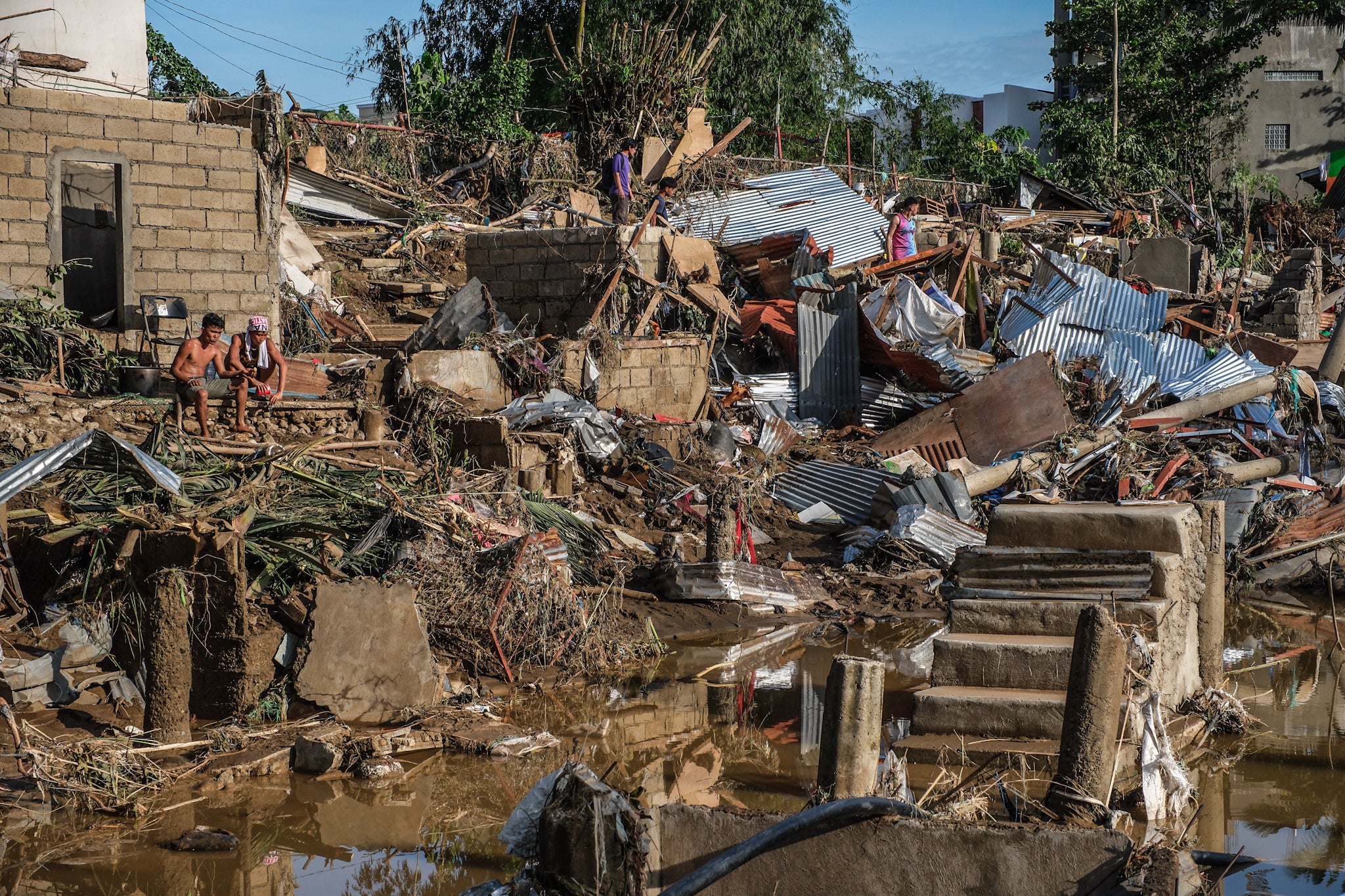 Los residentes regresan a sus casas dañadas después de la inundación masiva provocada por el tifón Kalmaegi en la provincia de Cebú, Filipinas, 5 de noviembre de 2025. El número de muertos en el tifón Kalmaegi que ha golpeado Filipinas desde el domingo ha subido a 66, con 26 desaparecidos más, dijo el miércoles la Oficina de Defensa Civil del país (OCD). Xinhua / Xinhua News / ContactoPhoto / Europa Press