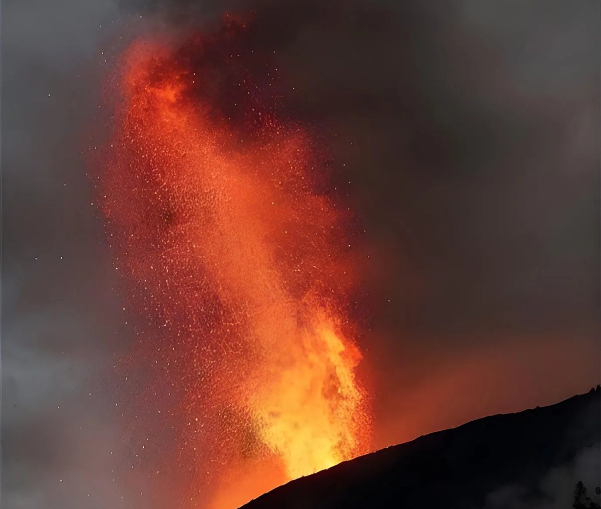 Fotografia d'un moment de l'erupció del volcà de La Palma en 2021, presa per Pablo Rey Devesa, primer autor de l'estudi. | Universitat de Granada
