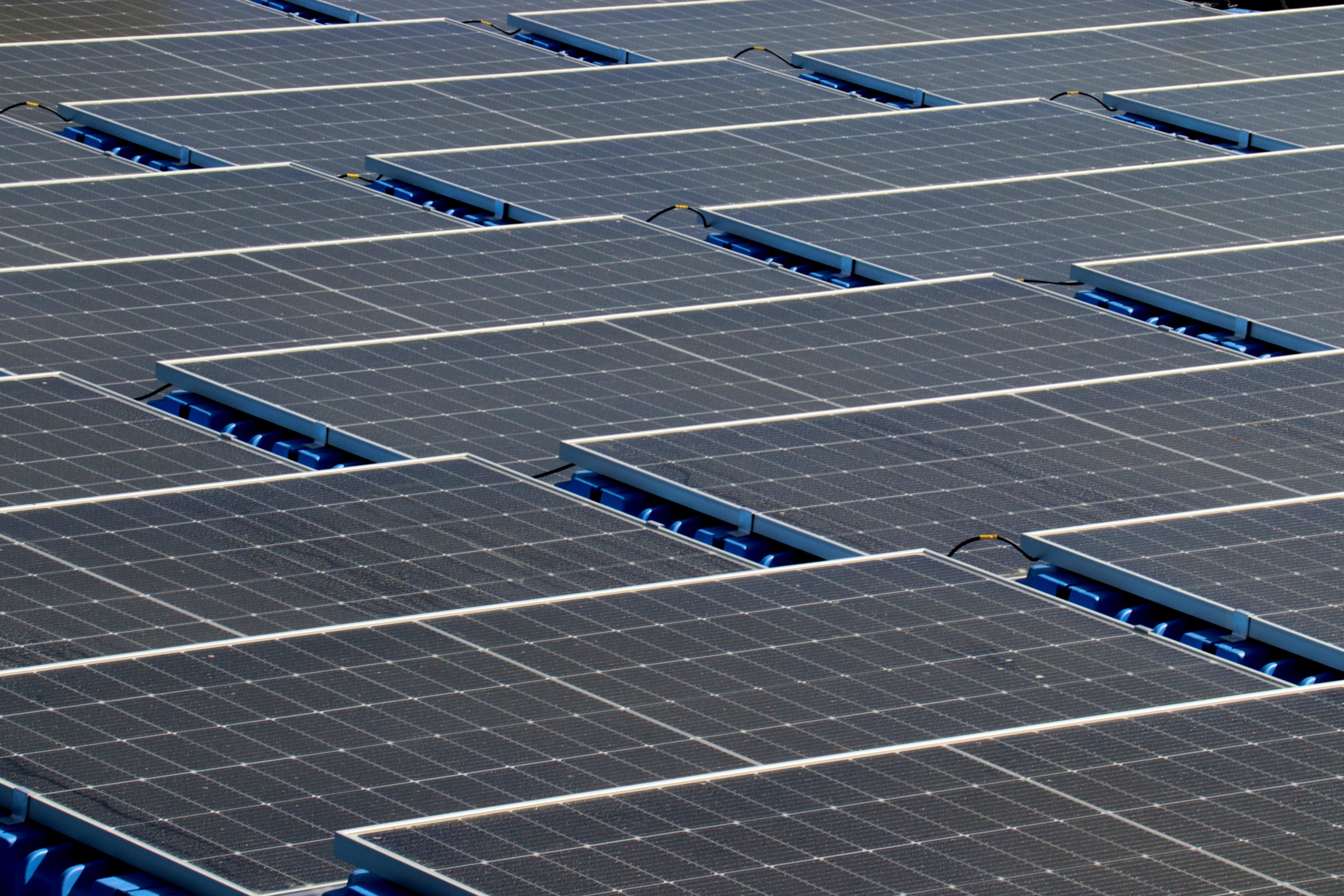 Els panells solars que formen part de la planta fotovoltaica flotant instal·lada a l'empresa Atens a la Riera de Gaià | Neus Bertola (ACN)