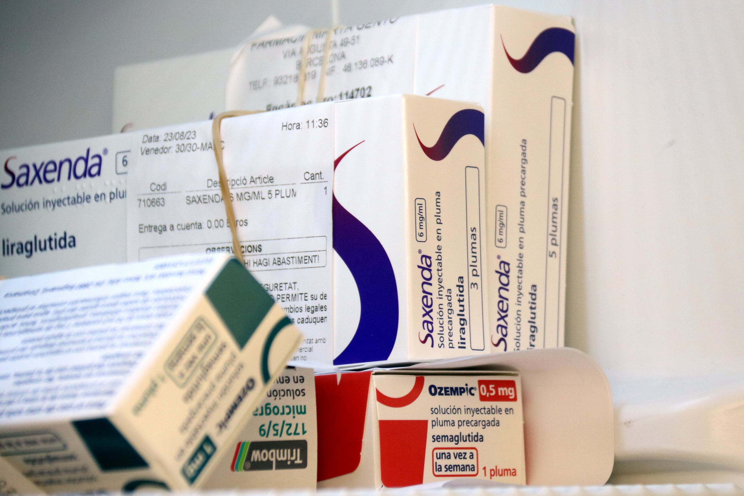 Imatge d'arxiu de diverses unitats dels medicaments Saxenda i Ozempic a la nevera de la farmàcia Marta Gento de Barcelona | Guifré Jordan (ACN)