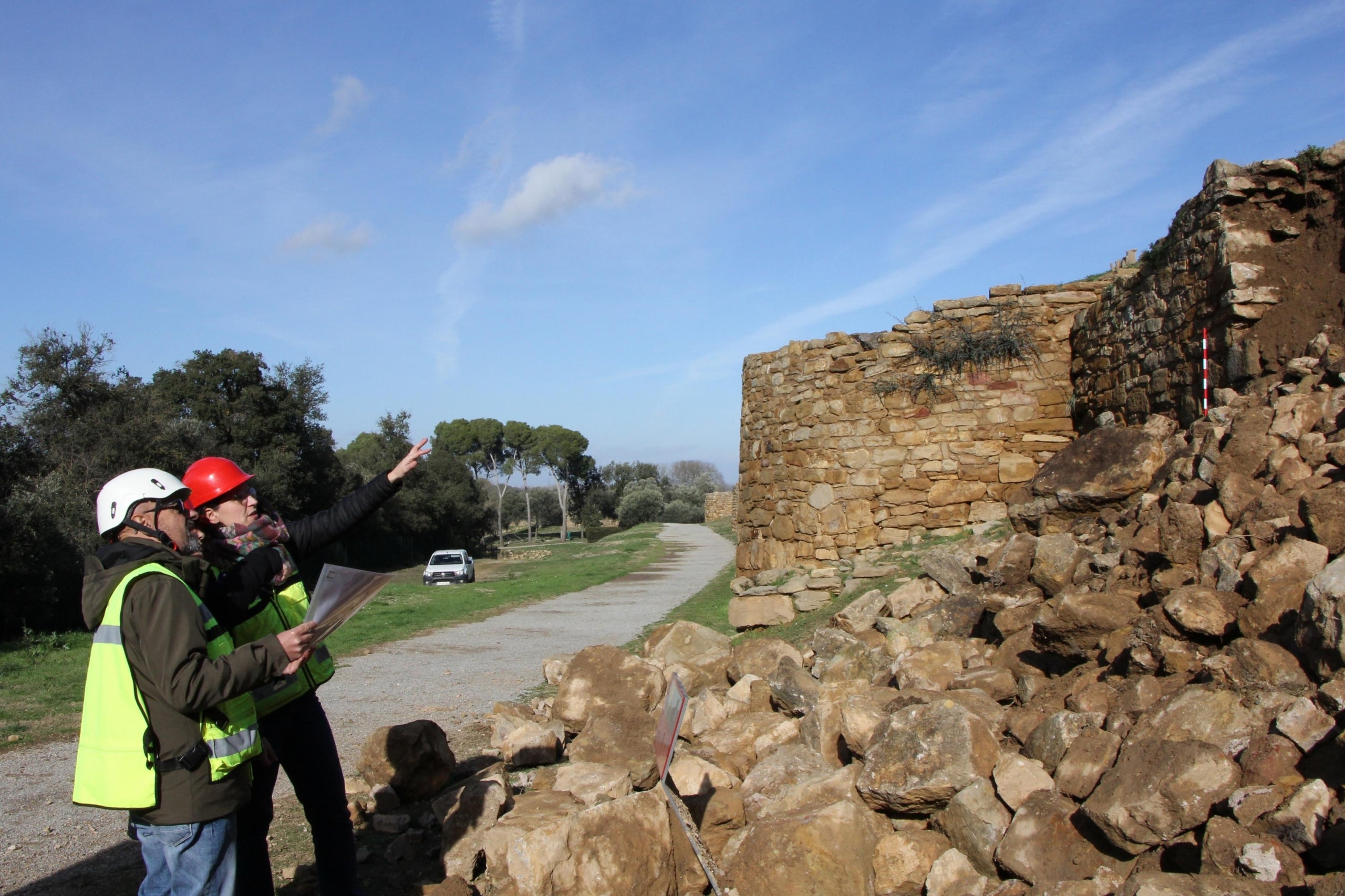 Técnicos del Departamento de Cultura analizan el derrumbe de la muralla ibérica de Ullastret | Imagen cedida por el Departamento de Cultura a la ACN