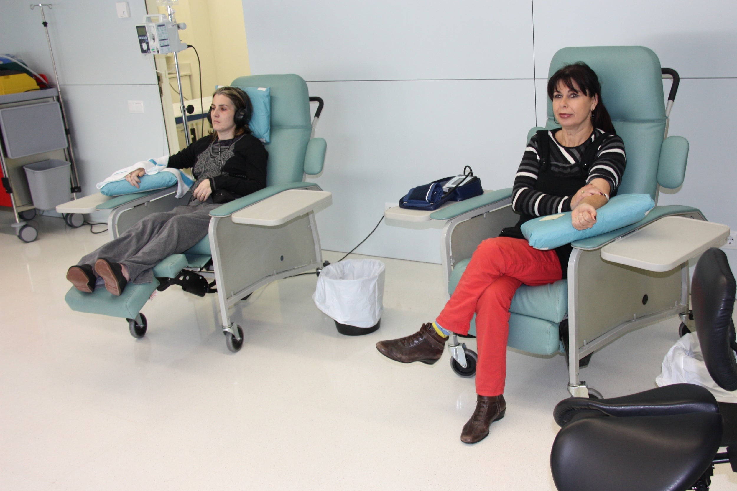 Dues malaltes d'esclerosi en l'àrea on s'administren els medicaments per via intravenosa. | Belmez, Maria (ACN)