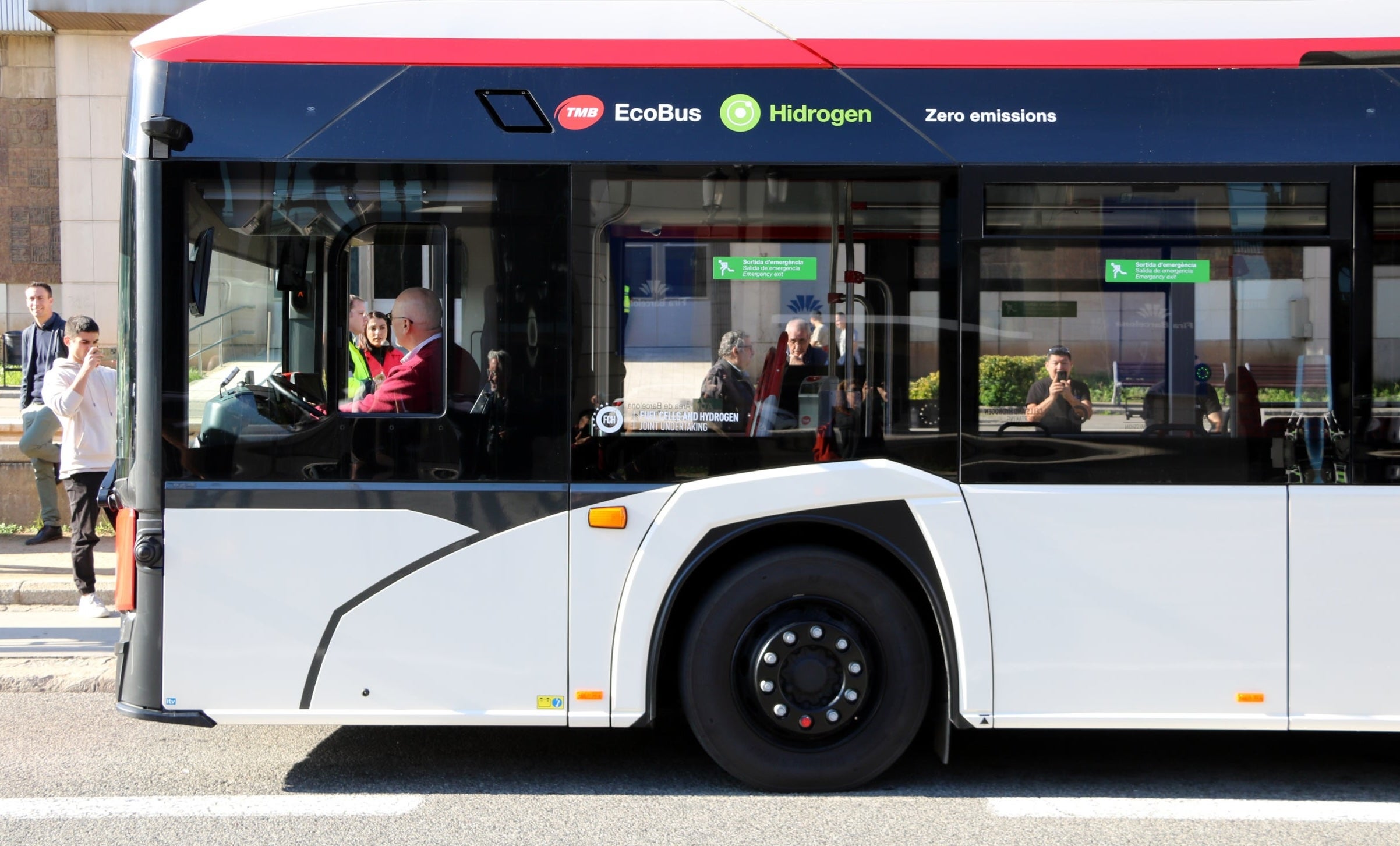 El nou bus articulat d'hidrogen de TMB, els primers de tot l'Estat | Jordi Bataller (ACN)