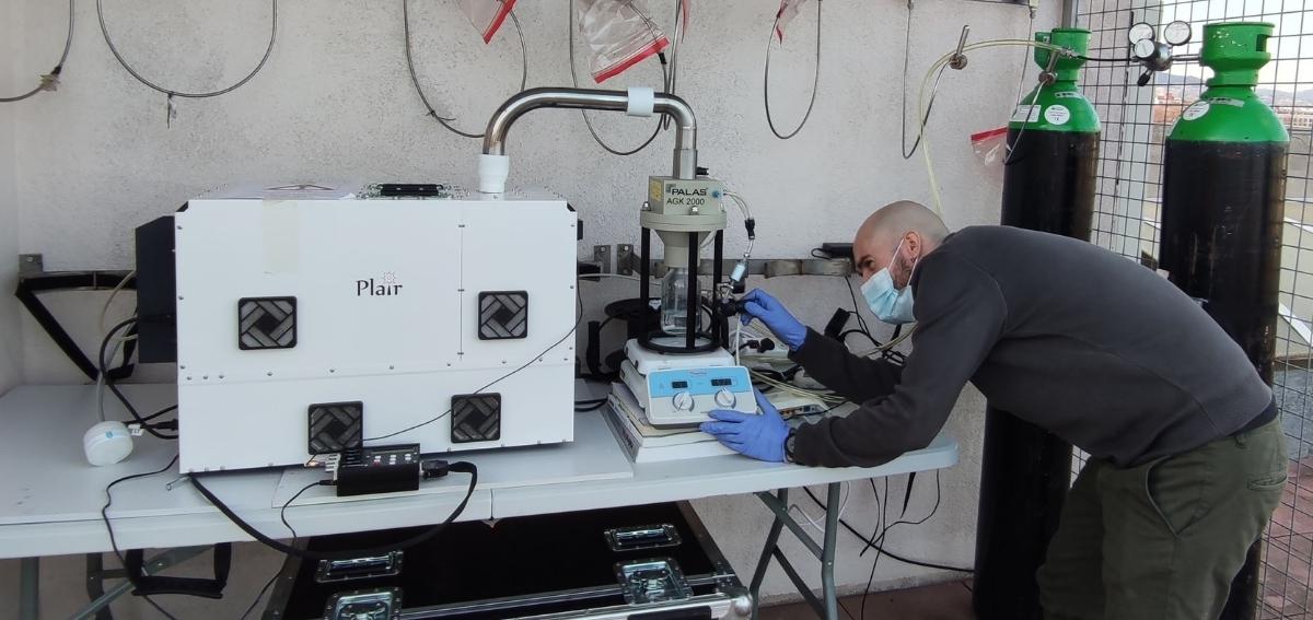 Un dels membres de l'estudi posant a punt l'eina amb la qual es poden identificar els bacteris | ISGlobal