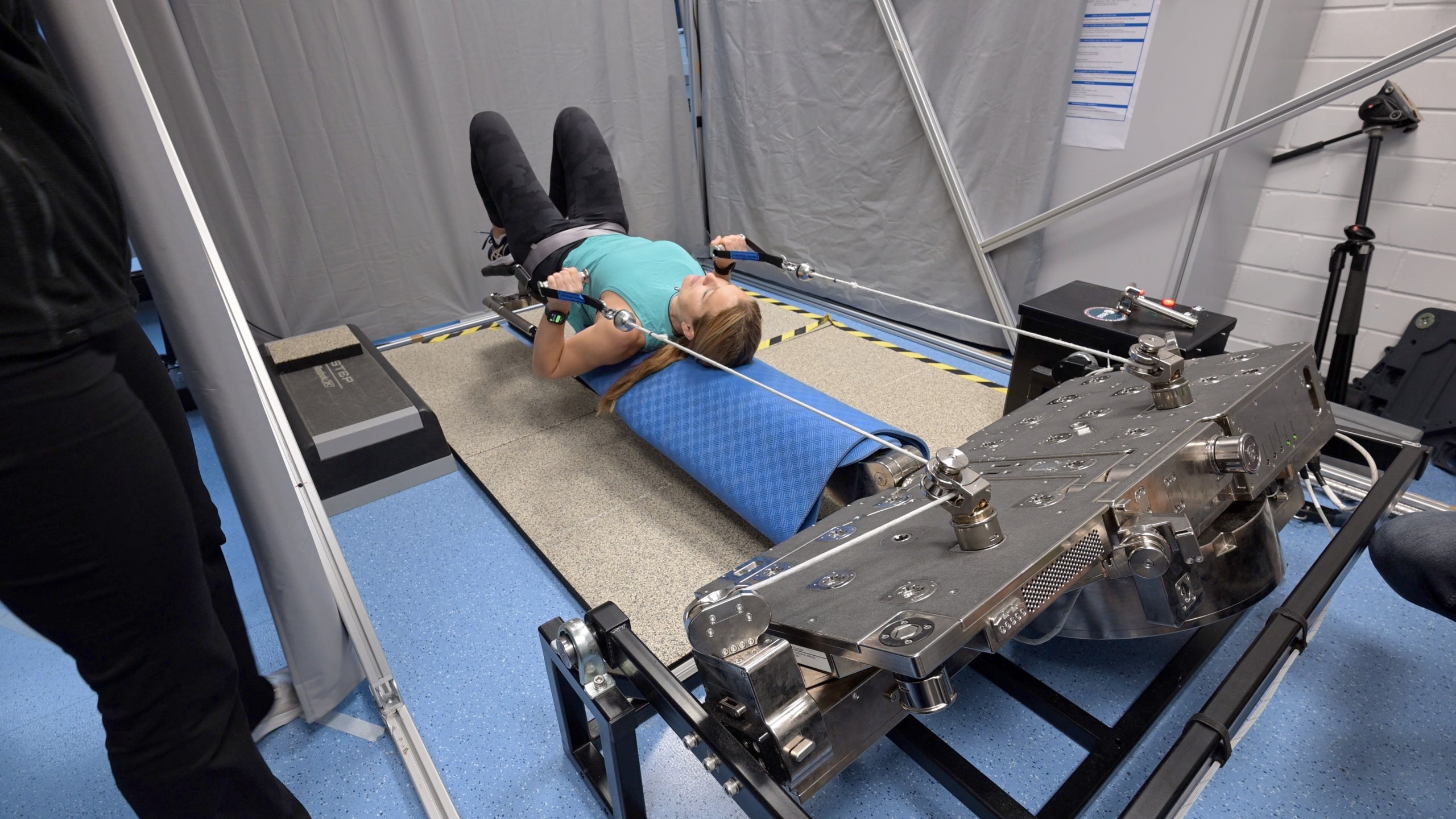 L'astronauta de l'ESA Sophie Adenot participa en la formació E4D (European Enhanced Exploration Exercise Device) al Centre Europeu d'Astronautes de Colònia, Alemanya. Aquest avançat sistema d'exercicis està dissenyat per mantenir la salut muscular i òssia durant les missions de llarga durada i pot simular diferents nivells de gravetat, des de la Terra fins a Mart. | ESA