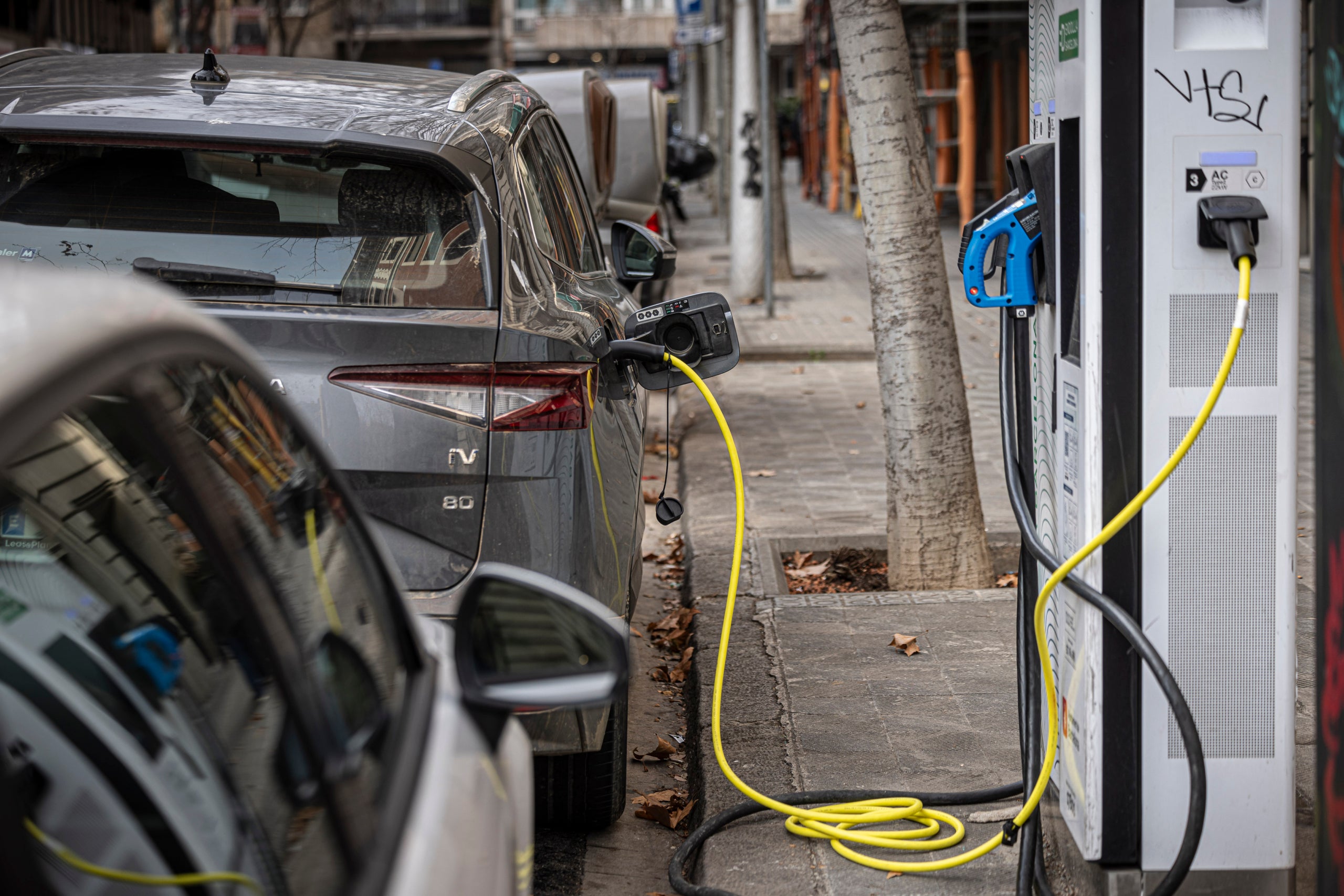 Un cotxe elèctric recarregant-se mentre està aparcat | Jordi Borràs (ACN)