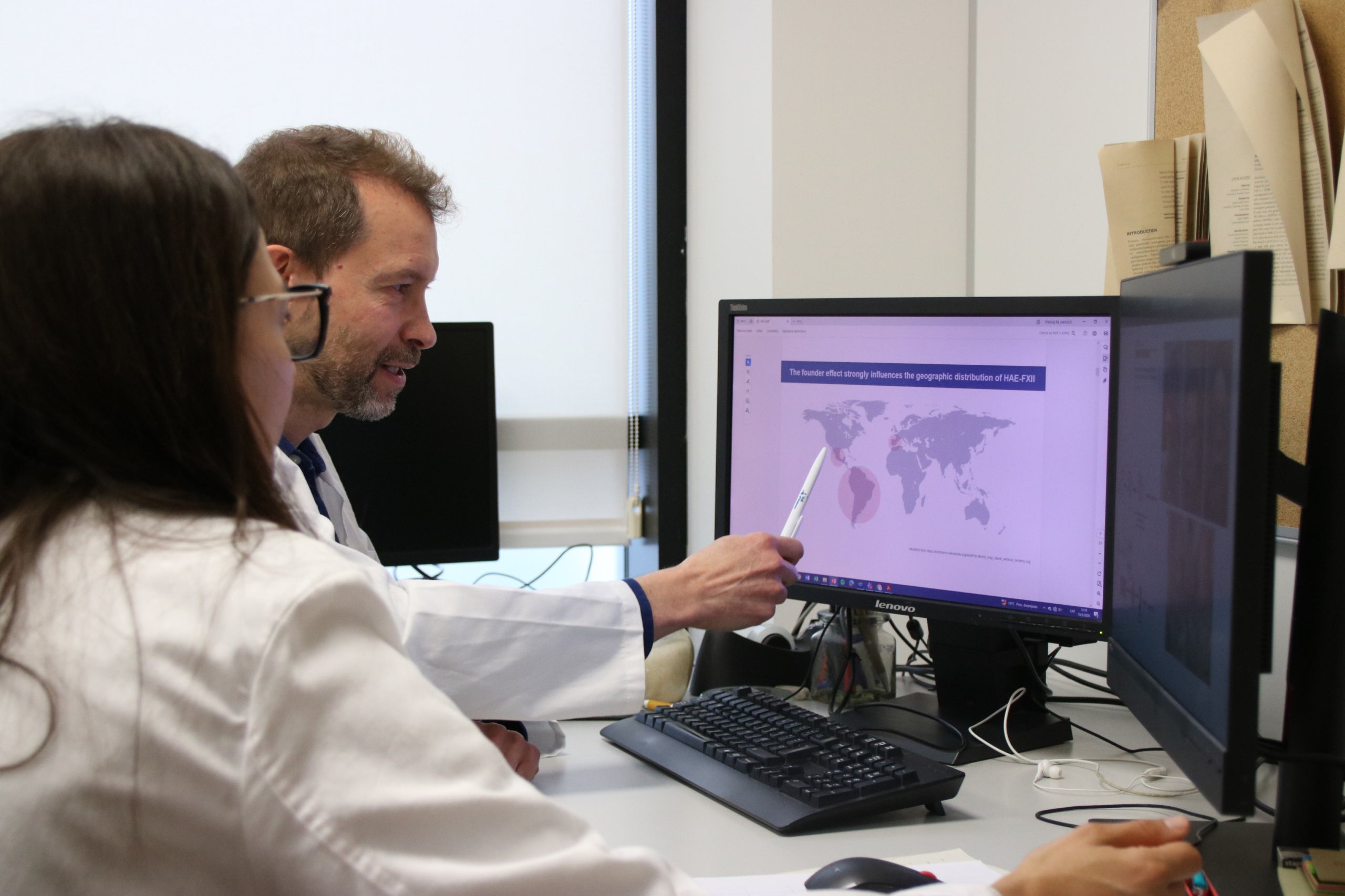 El doctor Roger Colobran repassant les parts del món on hi ha més prevalença | Álbert Hernàndez Ventós (ACN)