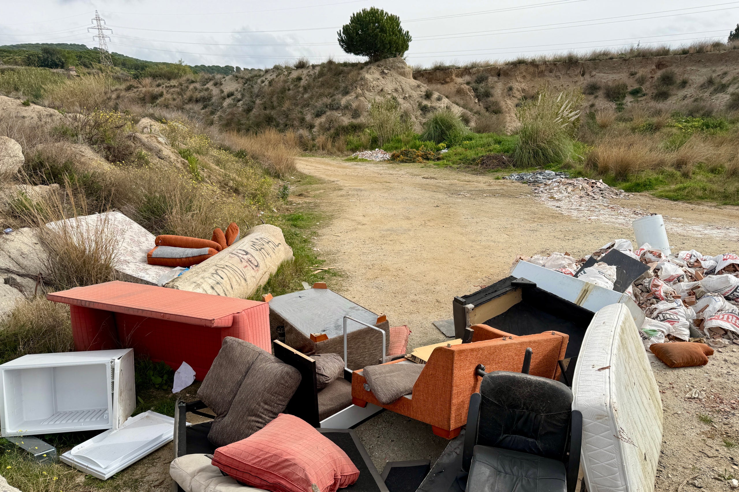Abocament de mobles i runa en terreny forestal, a Mataró. | Jordi Pujolar (ACN)