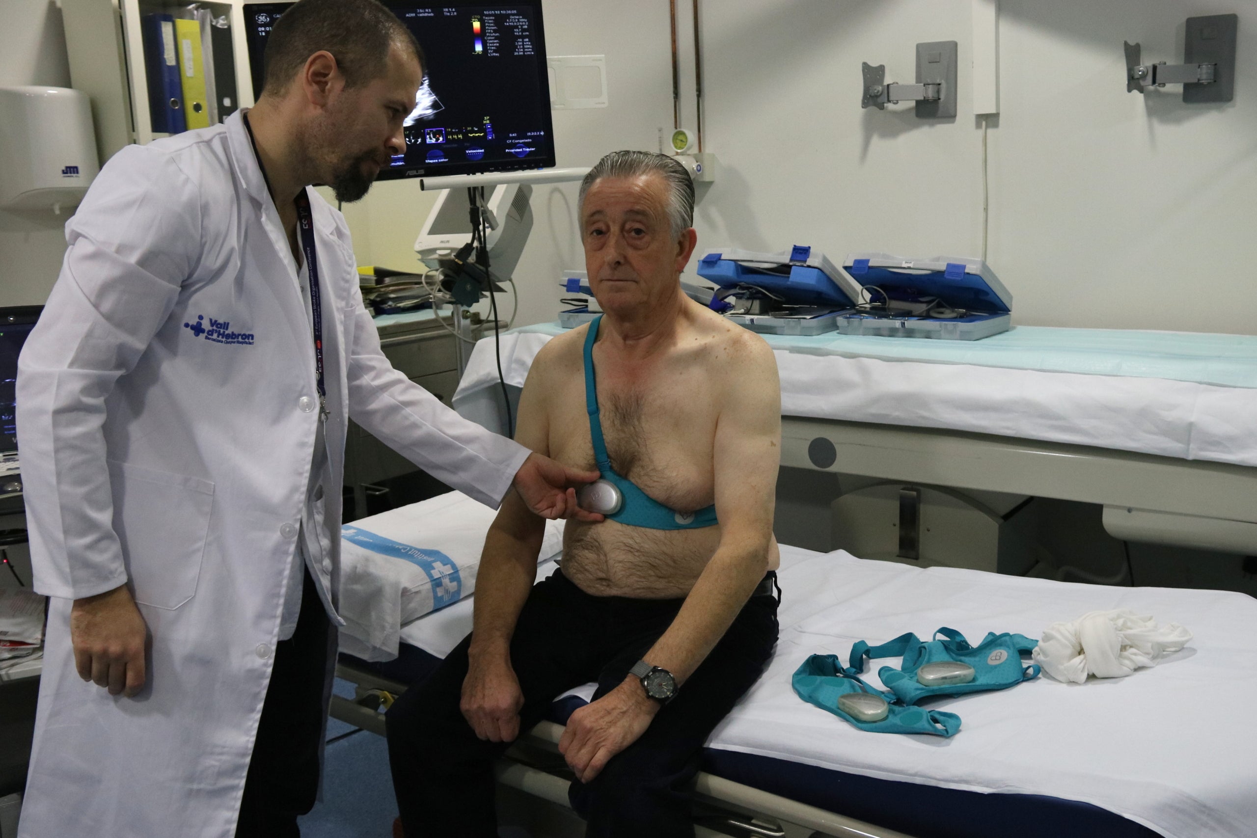 Imatge del doctor Jorge Pagola col·locant un sensor d'arítmies a un pacient d'ictus el 10 de gener de 2018 (horitzontal). | Elisenda Rosanas (ACN)