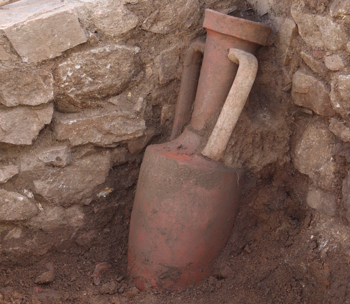 L'àmfora romana que han trobat en l'última campanya d'excavacions dels Padrets de Blanes | Aleix Freixas (ACN)