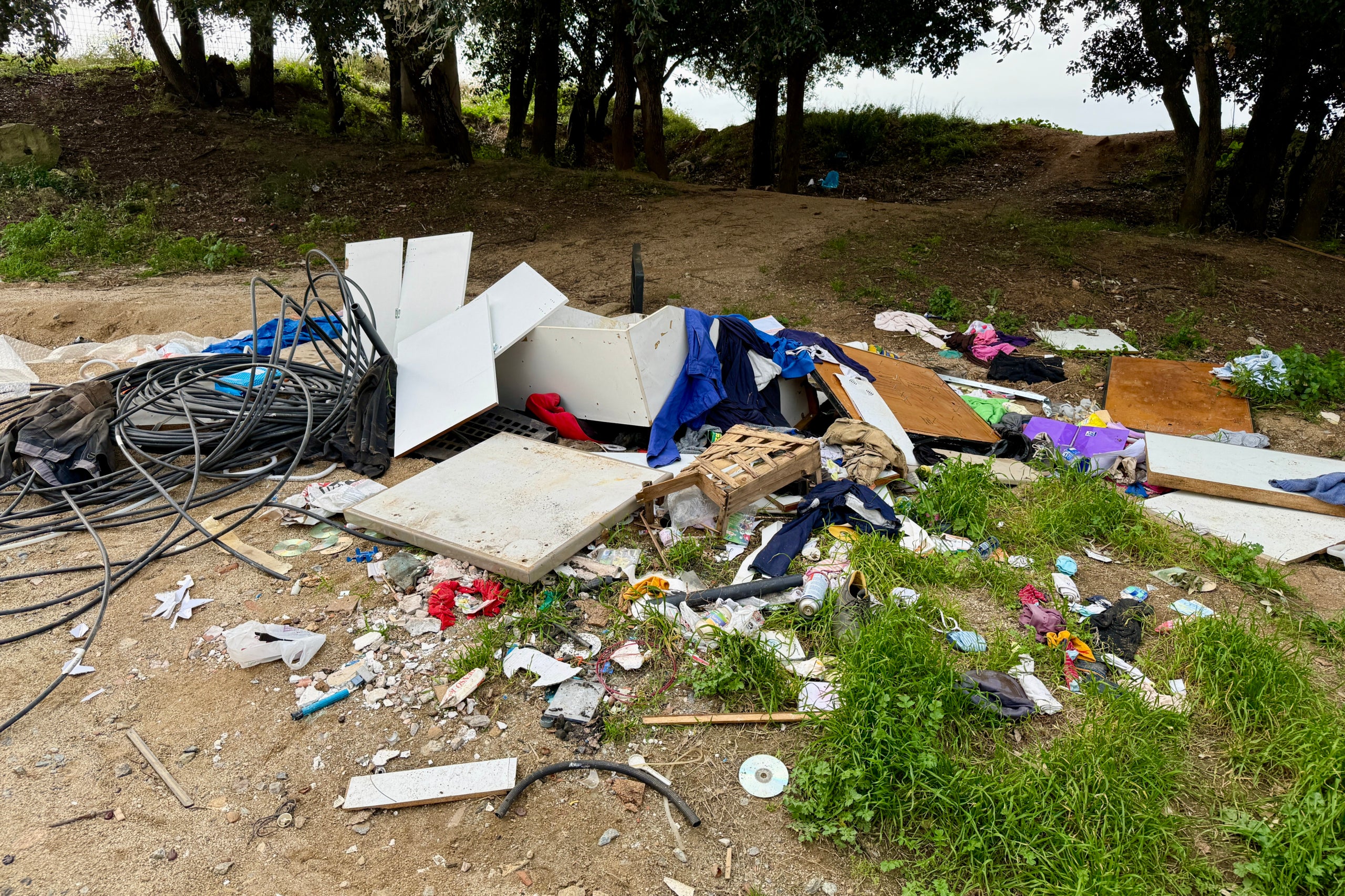 Un abocament il·legals en zona forestal, a Mataró. | Jordi Pujolar (ACN)