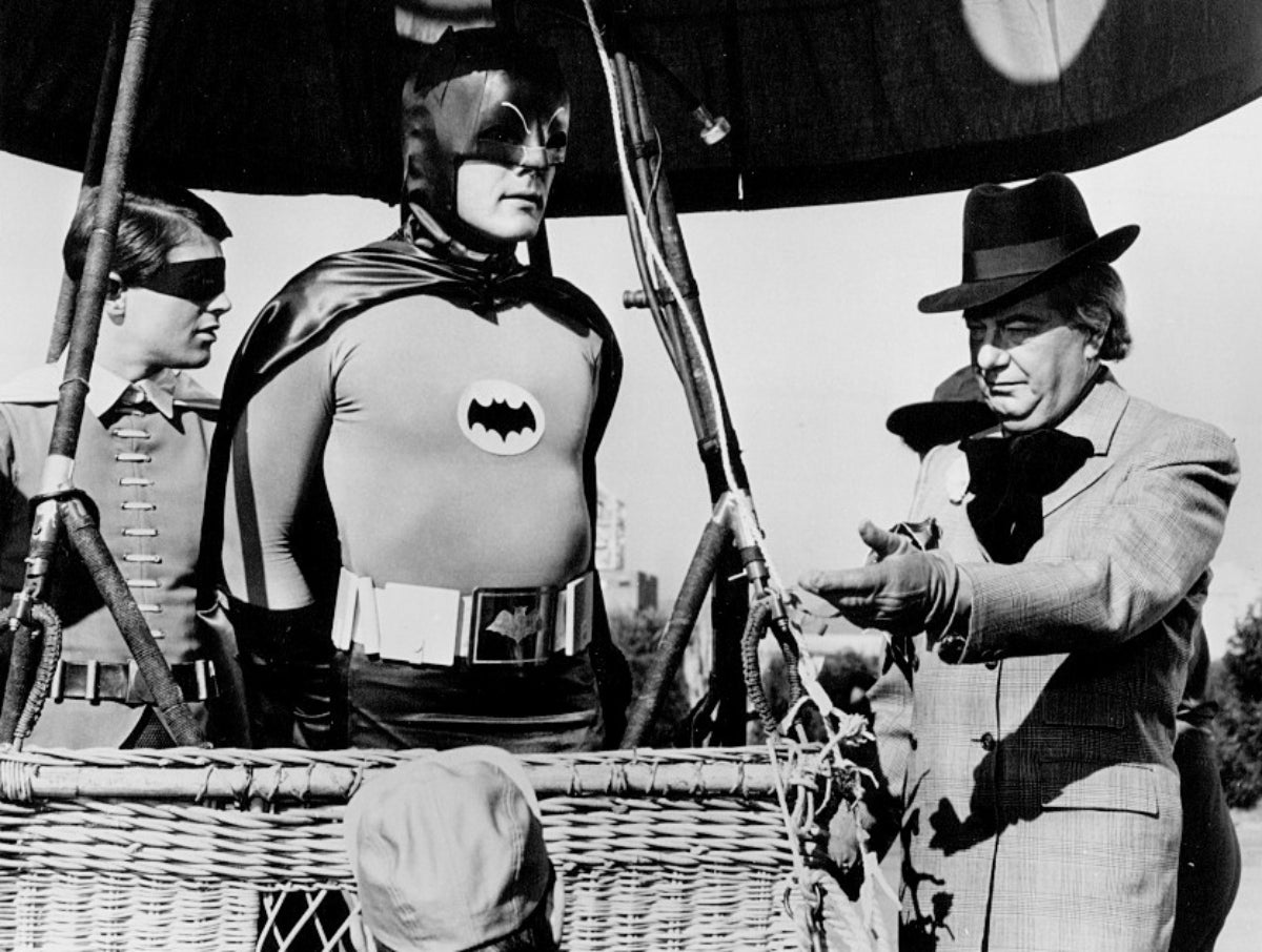 Foto de Burt Ward como Robin, Adam West como Batman y Maurice Evans como The Puzzler de la serie de televisión Batman. Este episodio es 'The Puzzles Are Coming'. /Wikimedia Commons / ABC Televisión