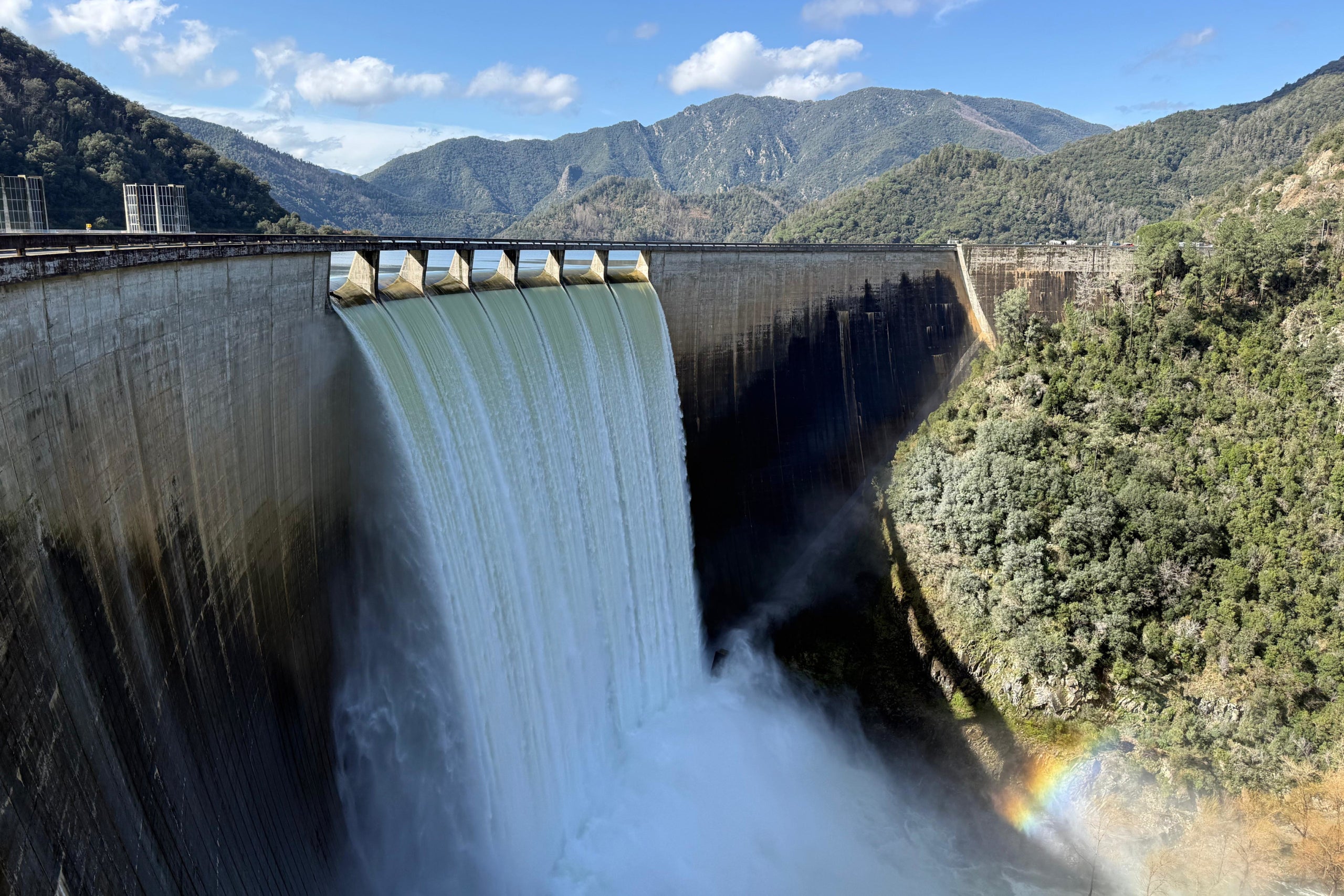 El pantà de Susqueda deixant anar aigua | Gerard Vilà (ACN)